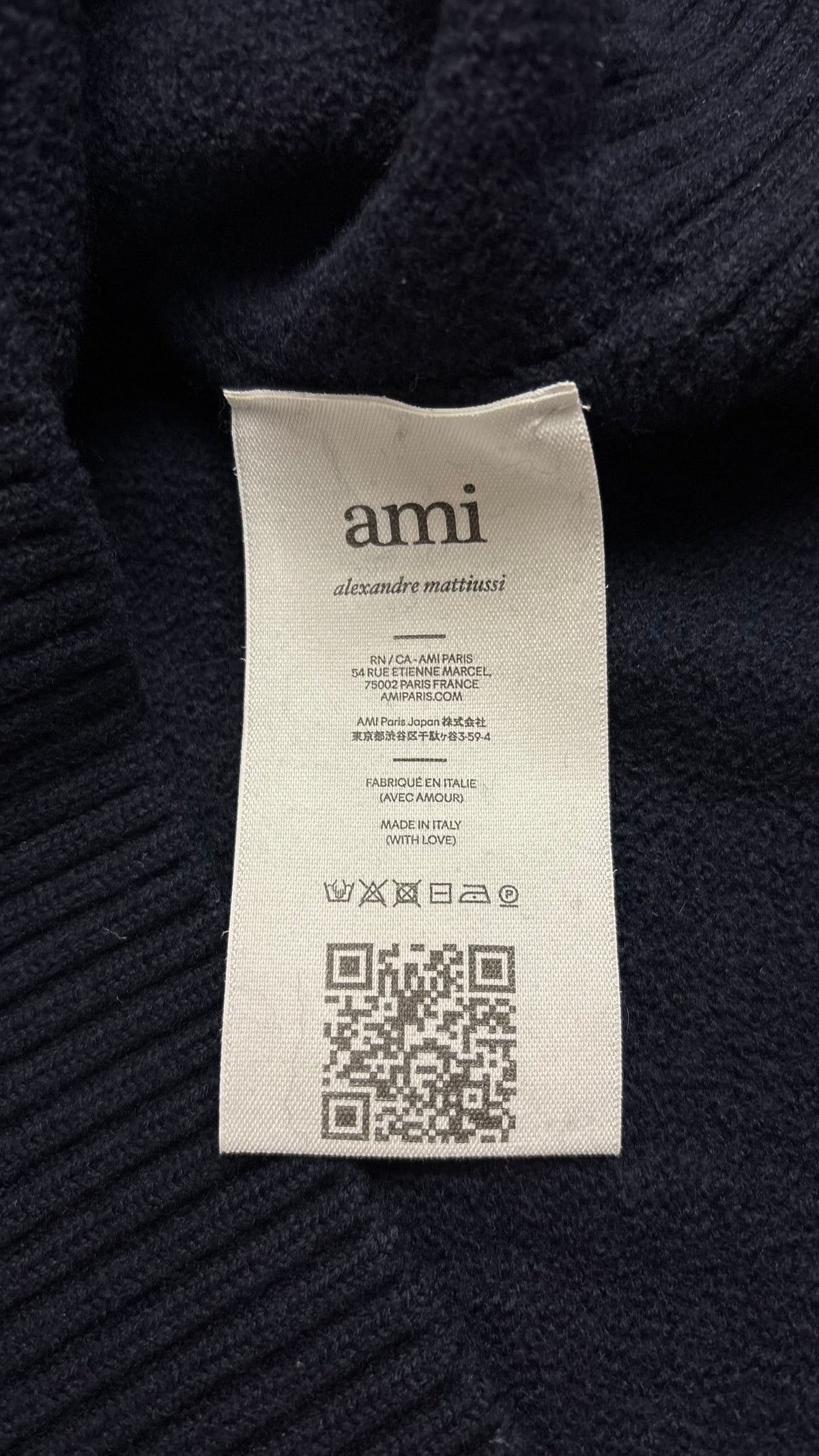 Pull Col Roulé AMI Paris Ami de Cœur marine, détail étiquettes et finitions — vue 4