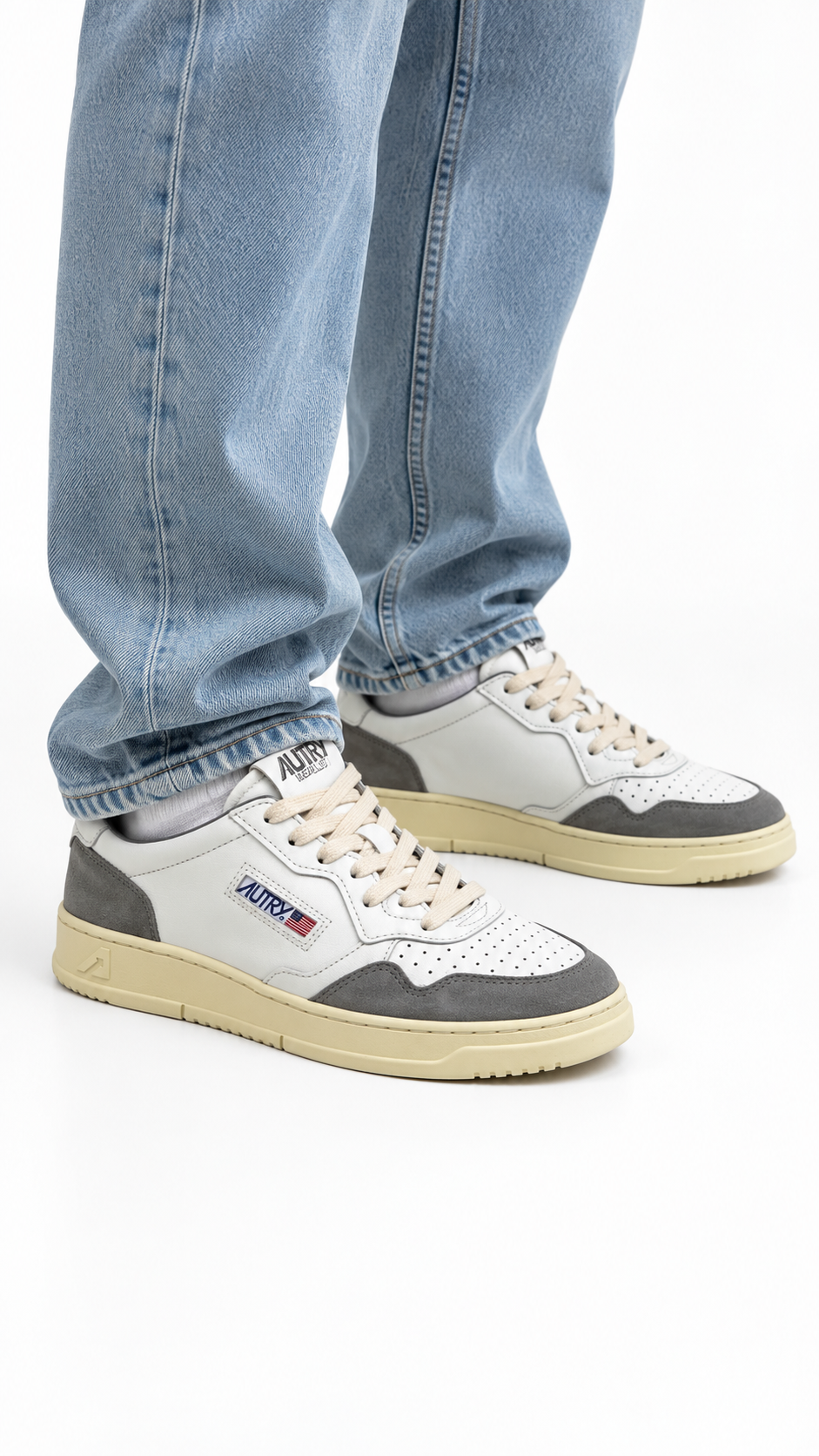 Sneakers Autry Medalist Low Cuir Blanc Daim Ciment blanc et gris, détail matière et finitions — vue 4