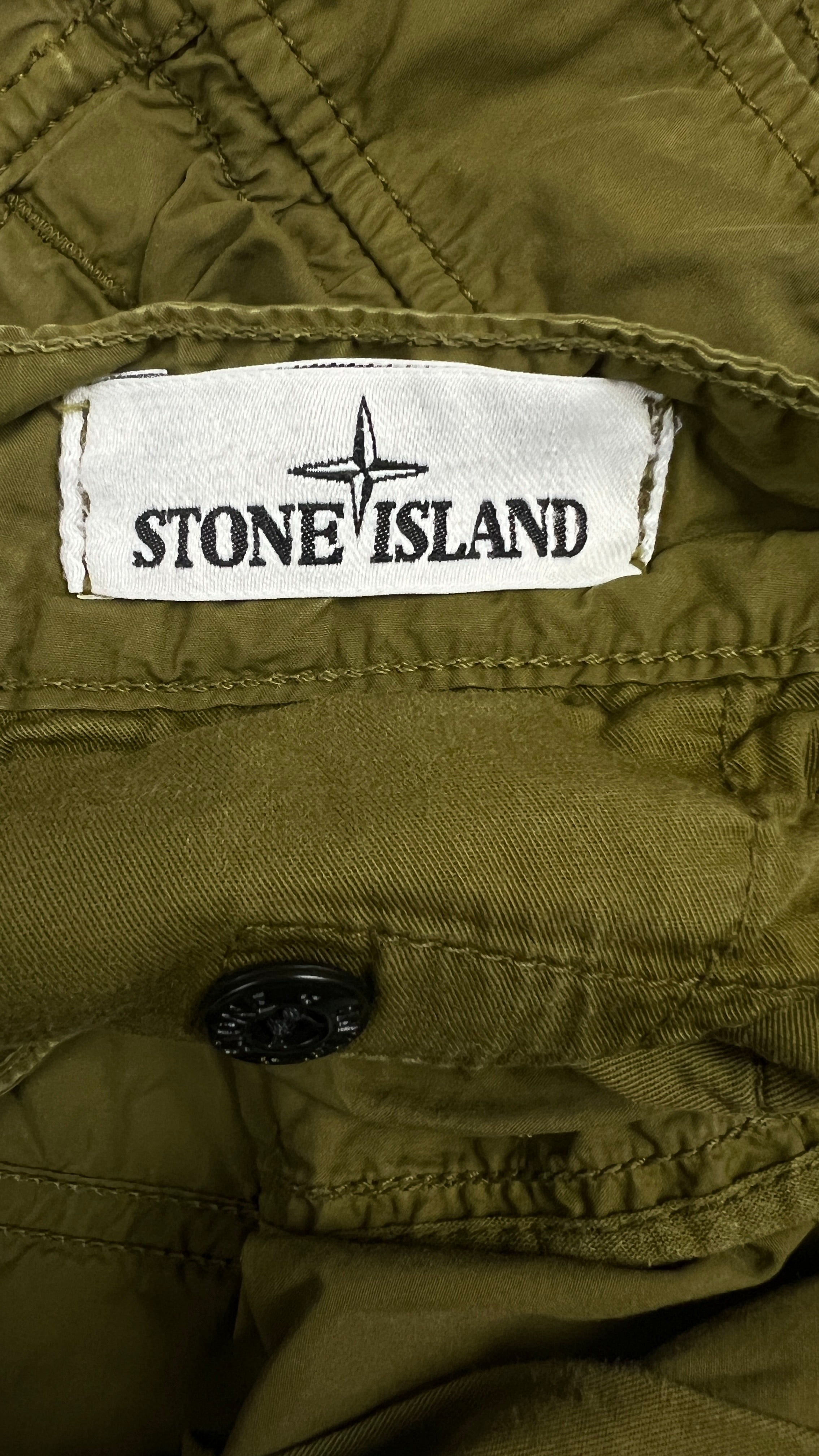 Bermuda Stone Island vert olive taille W30 - logo et étiquette