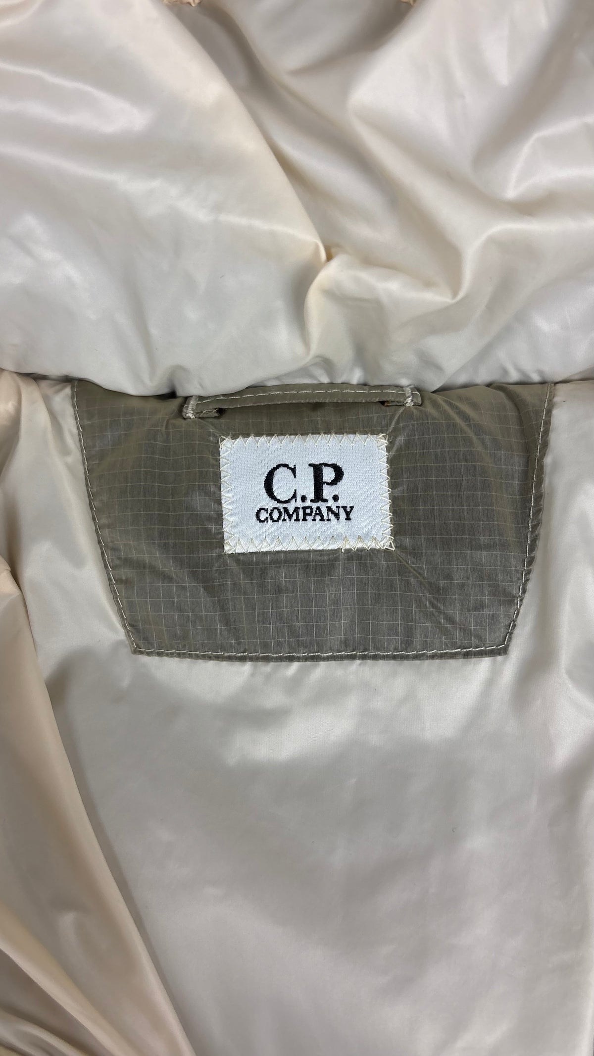Doudoune C.P Company D.D. Shell crème taille M, détail étiquettes et finitions — vue 4