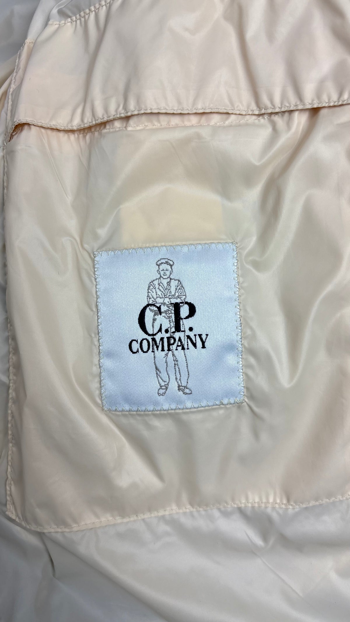 Doudoune C.P Company D.D. Shell crème taille M, détail étiquettes et finitions — vue 5