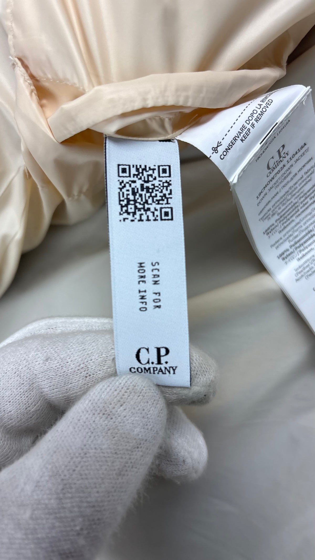 Doudoune C.P Company D.D. Shell crème taille M, détail étiquettes et finitions — vue 7