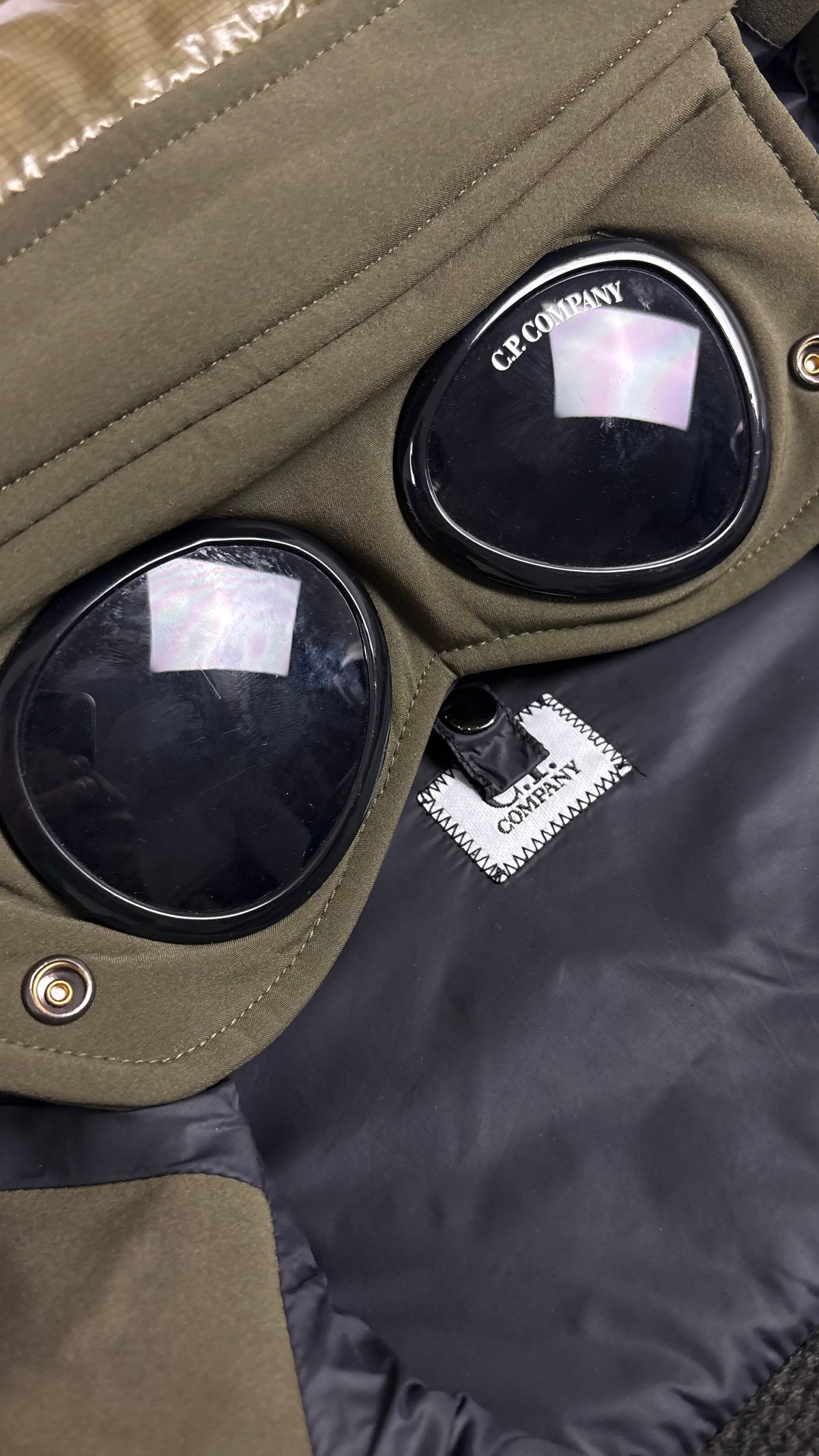Doudoune C.P Company Goggle Maille vert taille 46, détail étiquettes et finitions — vue 3