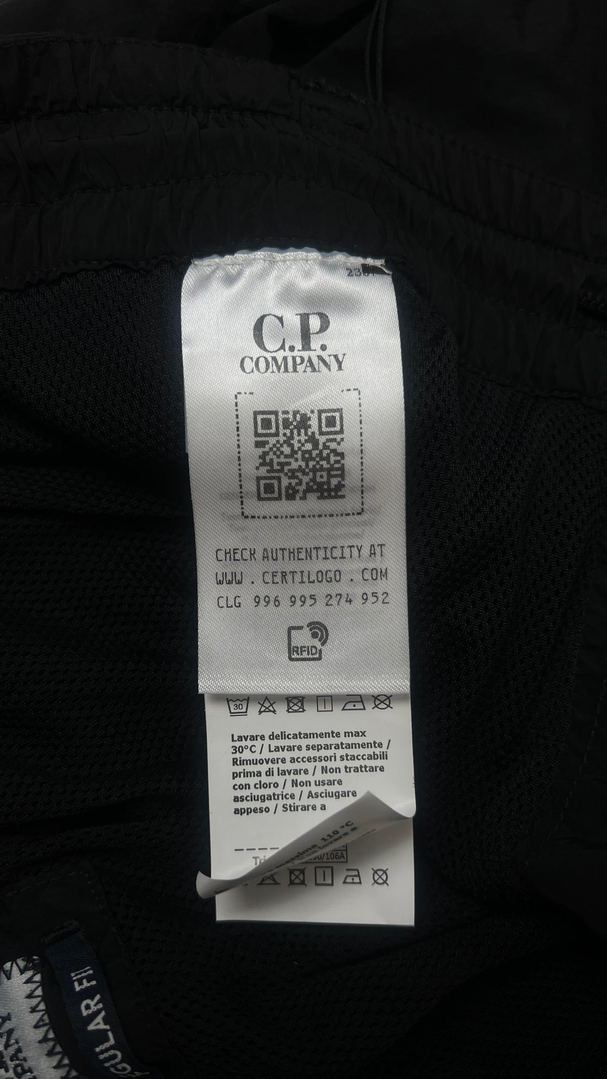 Pantalon Cargo C.P Company Chrome-R Lens noir, détail étiquettes et finitions — vue 4