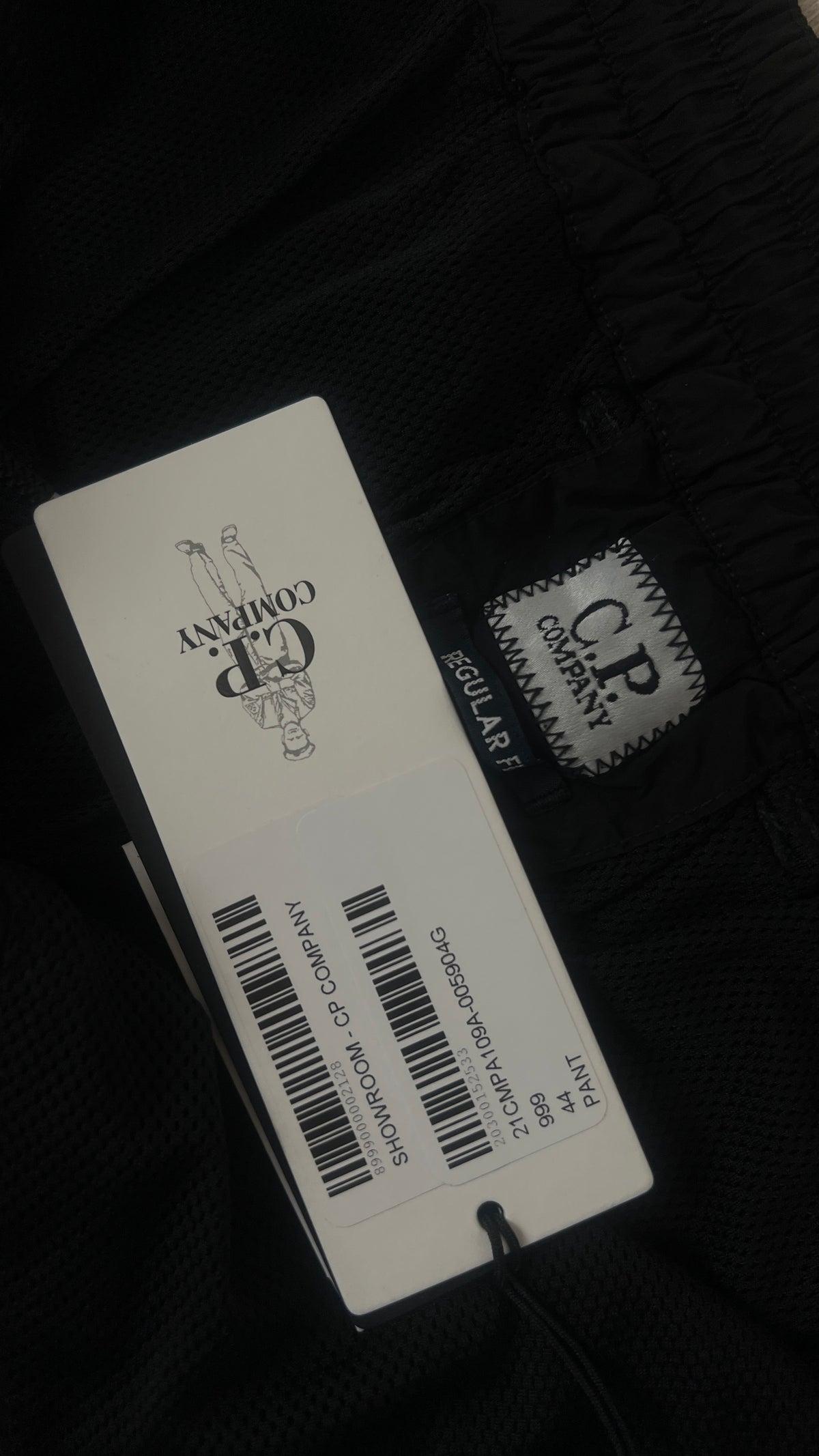 Pantalon Cargo C.P Company Chrome-R Lens noir, détail étiquettes et finitions — vue 5