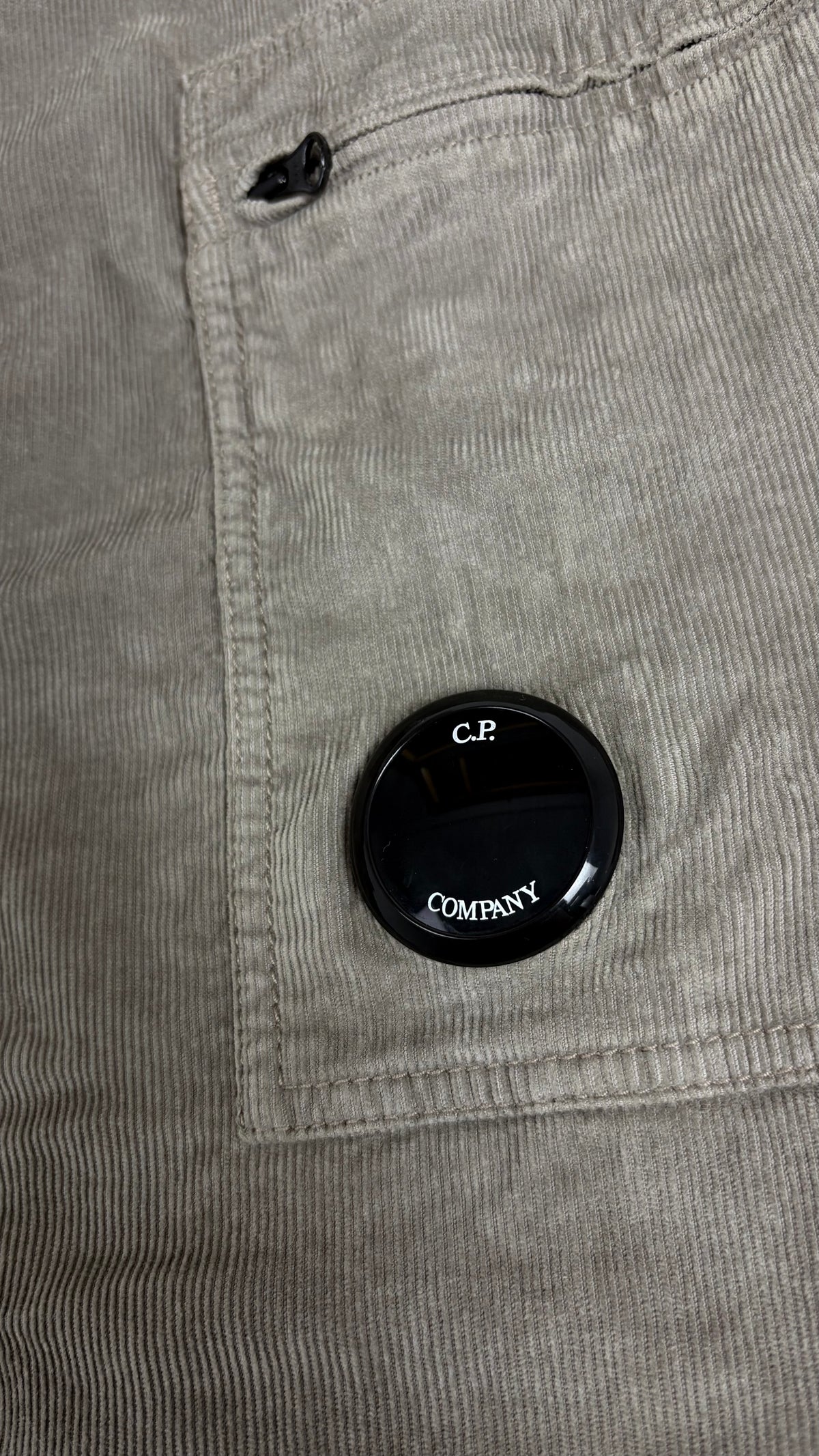 Pantalon Cargo C.P Company en Velours Côtelé taupe, détail étiquettes et finitions — vue 3