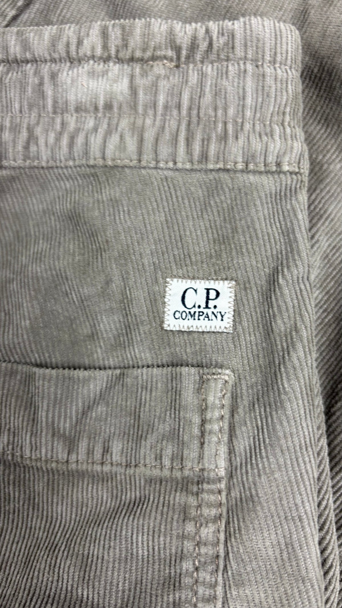 Pantalon Cargo C.P Company en Velours Côtelé taupe, détail étiquettes et finitions — vue 4