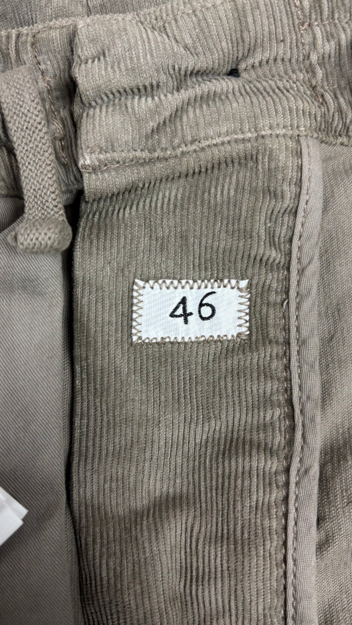 Pantalon Cargo C.P Company en Velours Côtelé taupe, détail étiquettes et finitions — vue 5