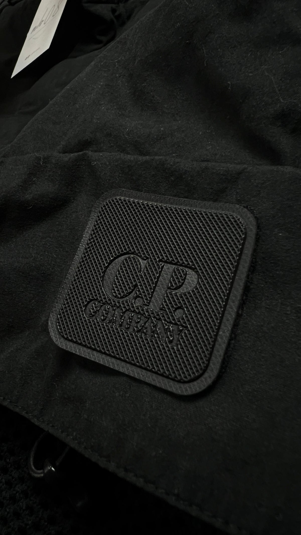 Pantalon Cargo C.P Company Loose Fit noir, détail étiquettes et finitions — vue 5