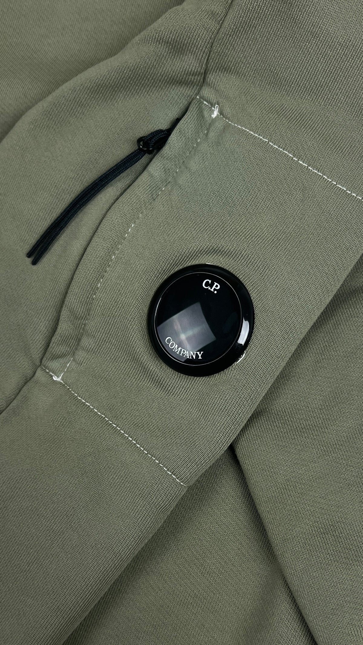 Pull Crewneck C.P Company Lens Resist Dyed kaki taille M, détail étiquettes et finitions — vue 3