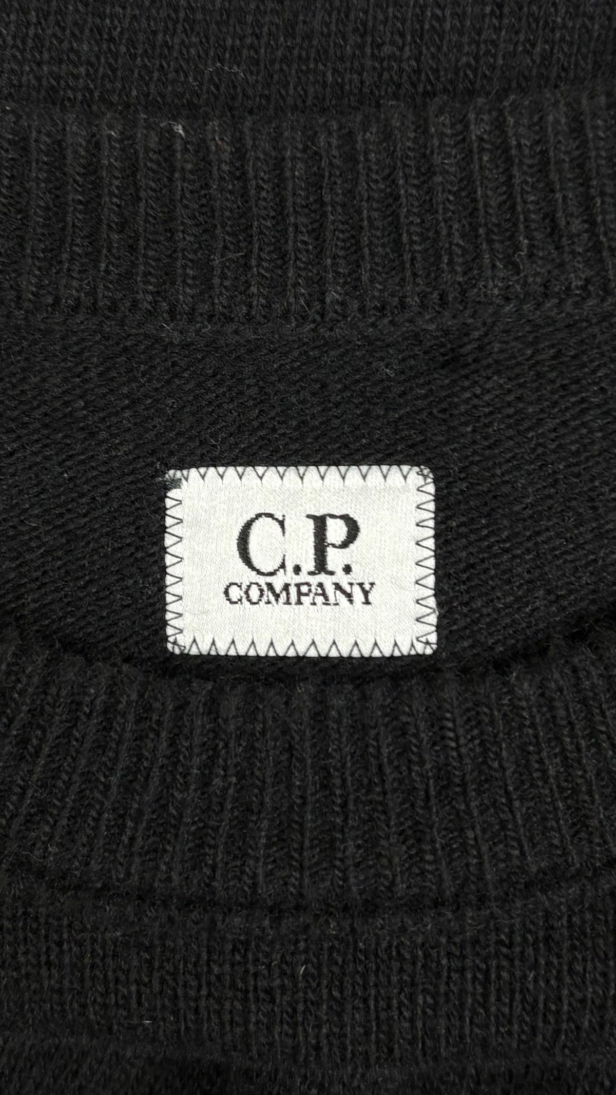 Pull en Laine C.P Company noir, détail étiquettes et finitions — vue 4