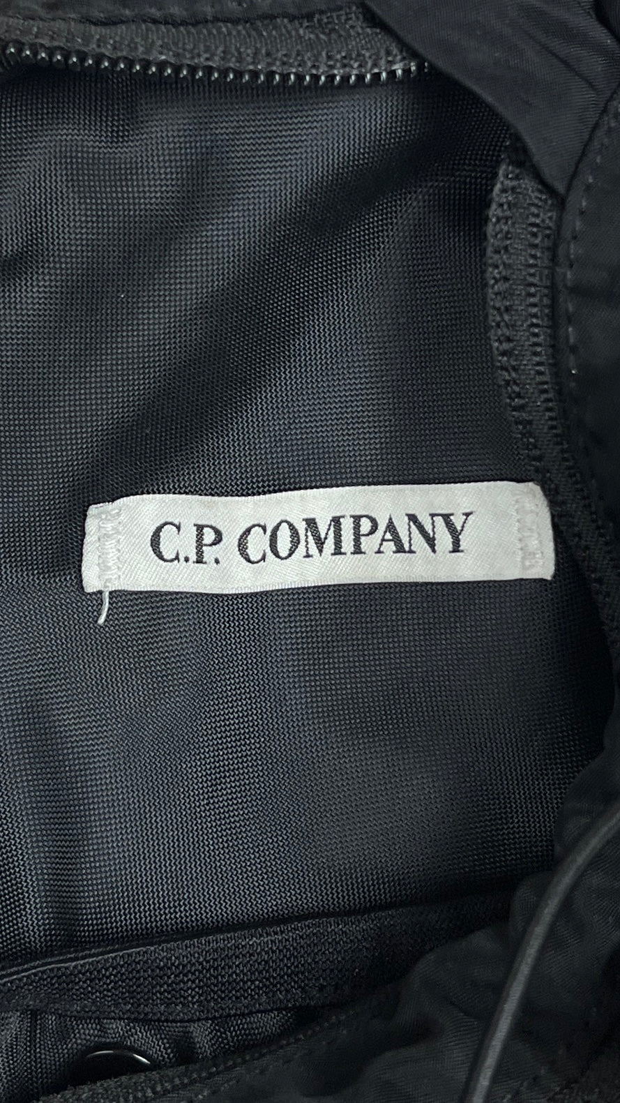 Sacoche Crossbody C.P Company Nylon B noir, détail matière et finitions — vue 3