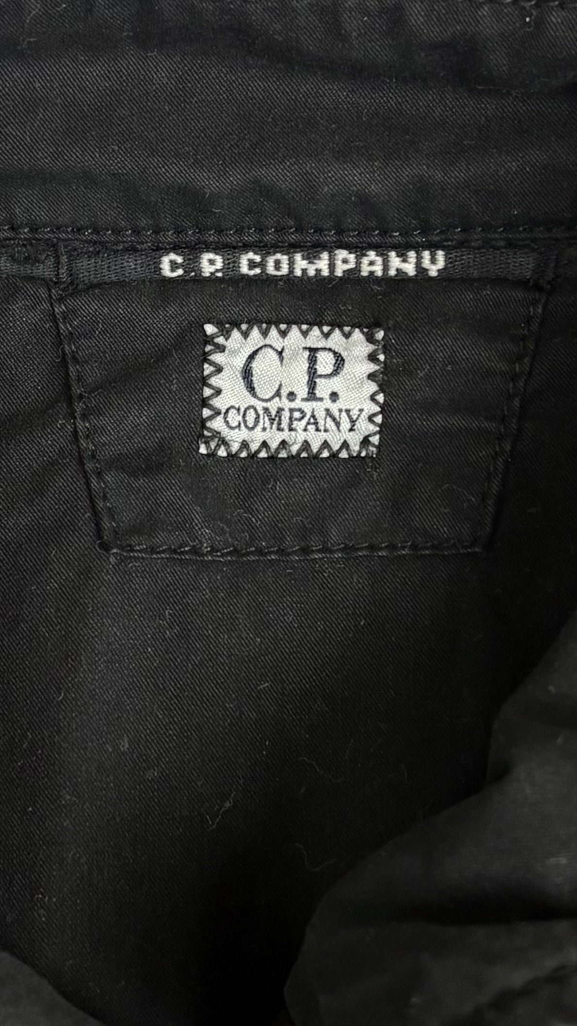 Surchemise Zippée C.P Company noire, détail étiquettes et finitions — vue 4