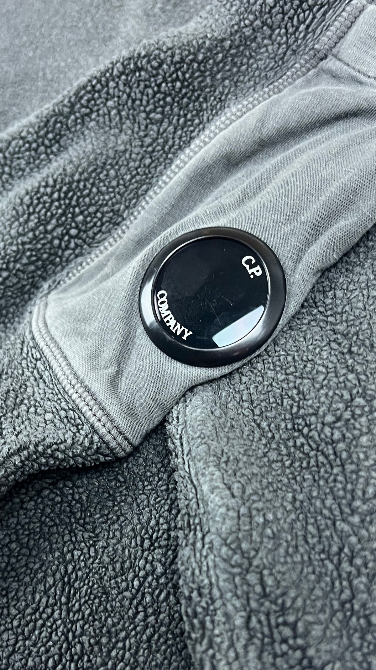 Sweat à Capuche C.P Company Sherpa gris, détail étiquettes et finitions — vue 3