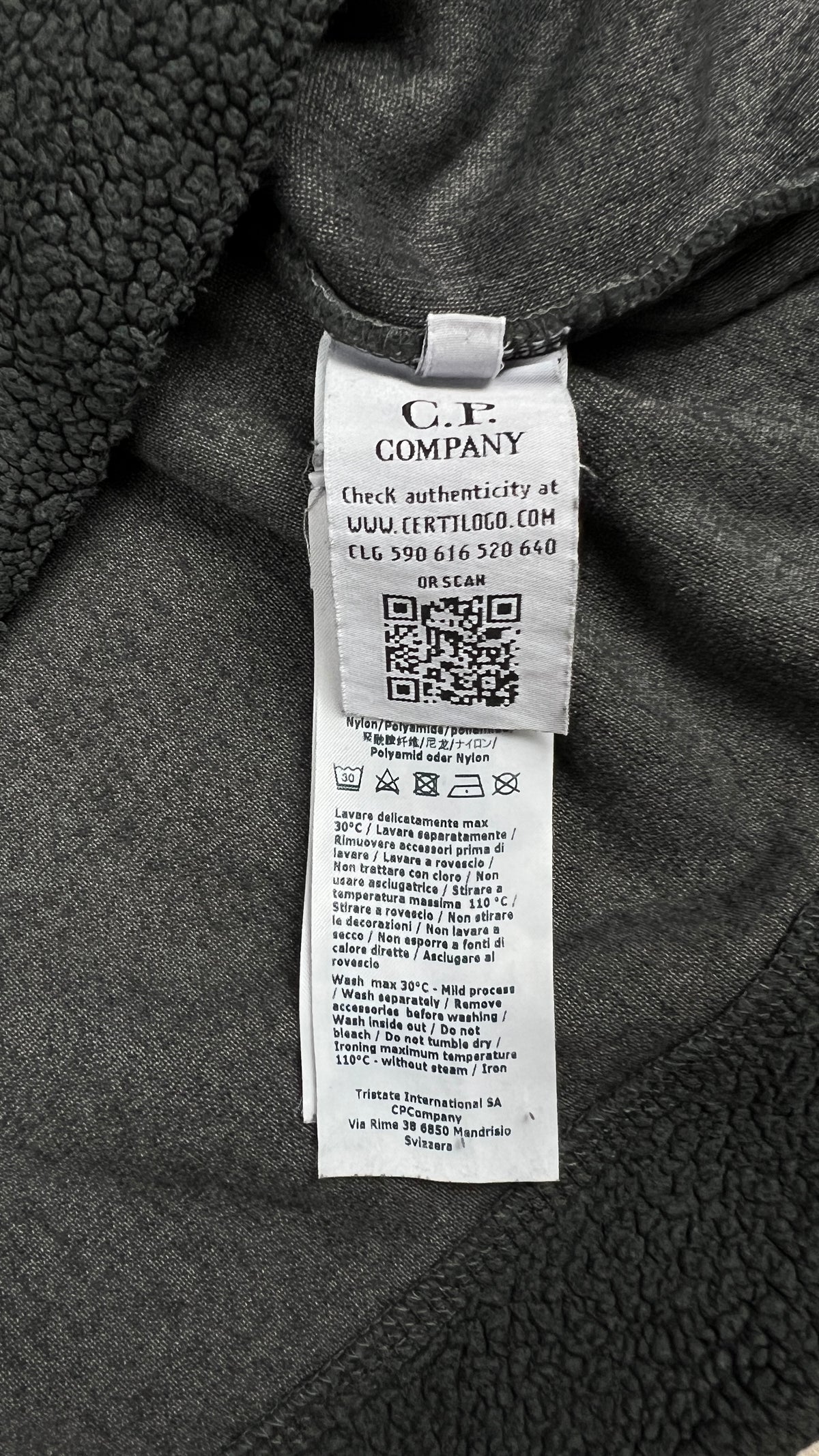 Sweat à Capuche C.P Company Sherpa gris, détail étiquettes et finitions — vue 5