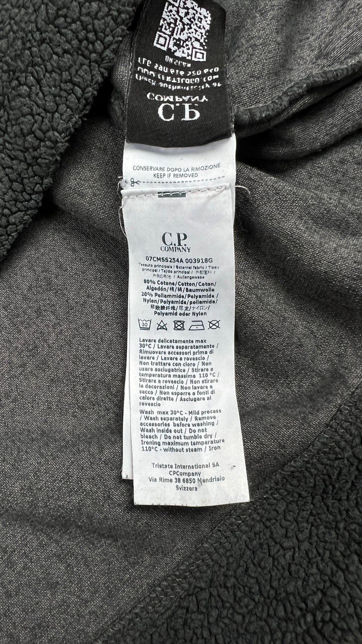 Sweat à Capuche C.P Company Sherpa gris, détail étiquettes et finitions — vue 6