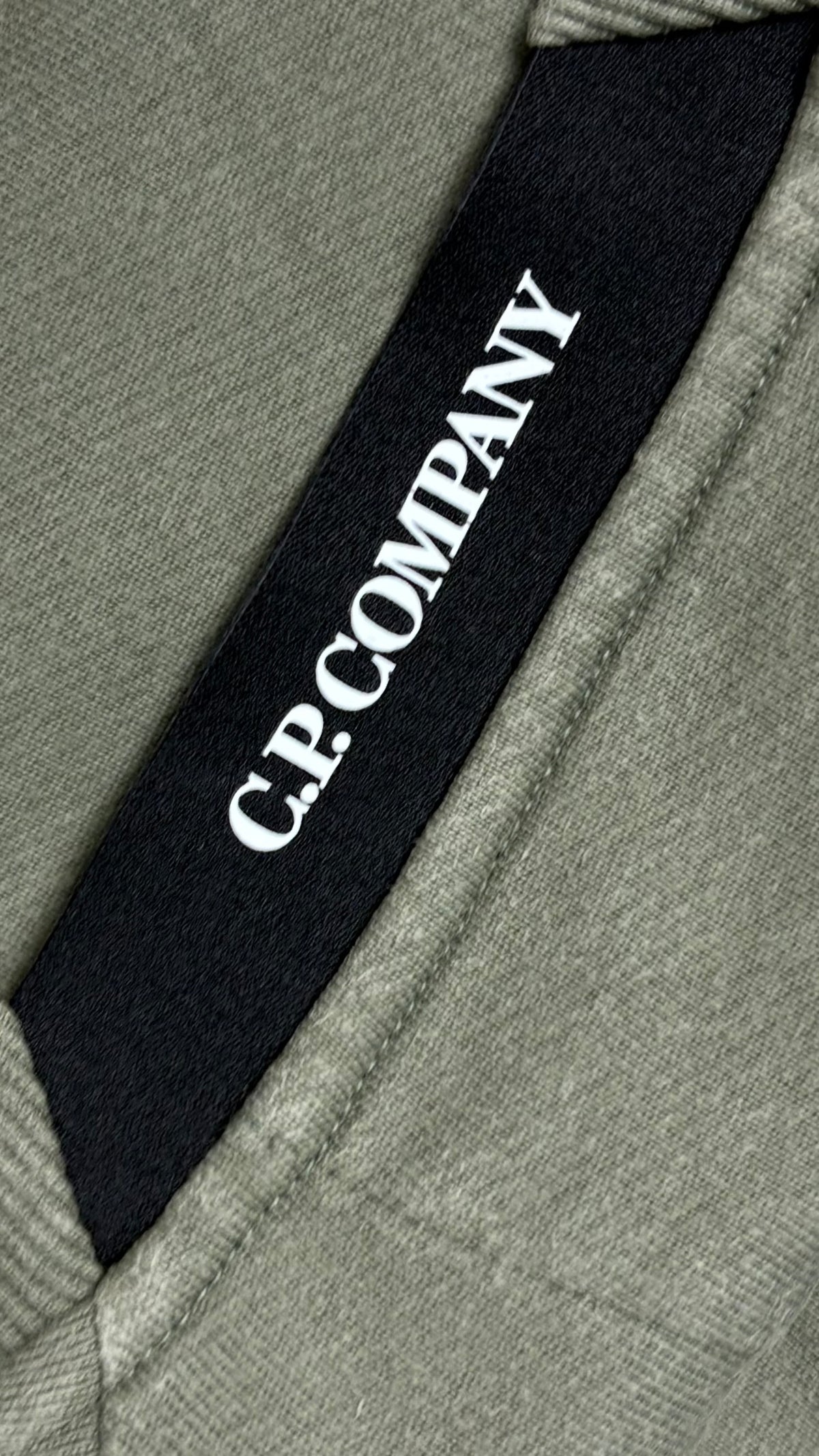 Sweat-shirt Crewneck C.P Company Diagonal Raised Fleece Lens kaki taille S, détail étiquettes et finitions — vue 4