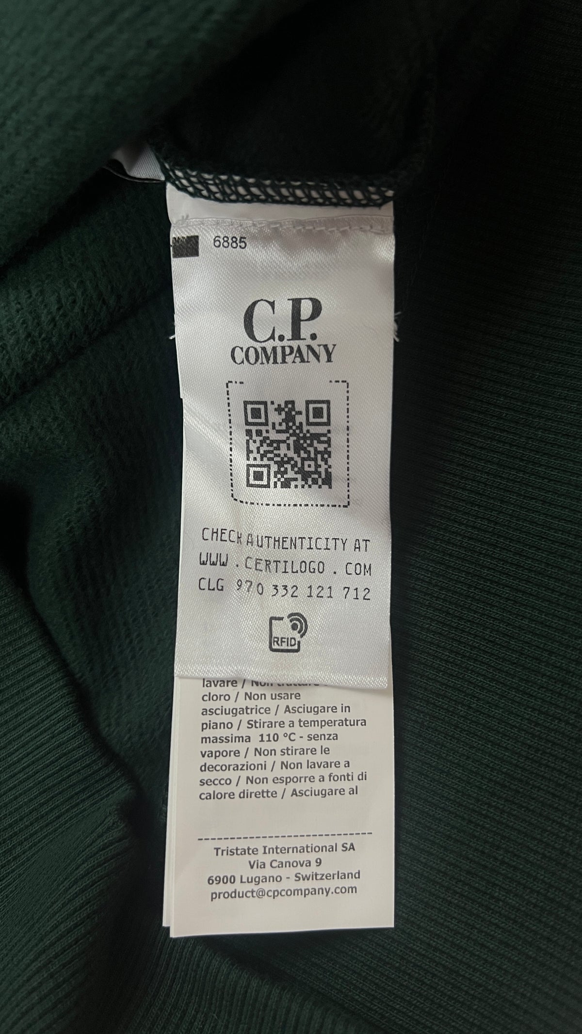 Sweat-shirt Crewneck C.P Company Diagonal Raised Fleece Lens Ponderosa Pine vert, détail étiquettes et finitions — vue 4