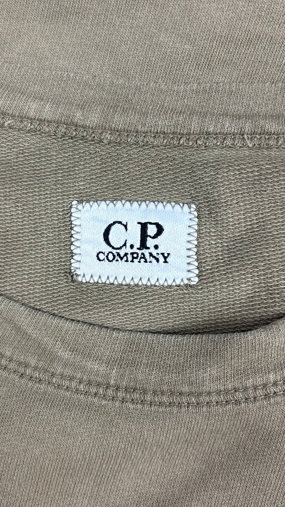 Sweat-shirt Crewneck C.P Company Lens kaki taille S, détail étiquettes et finitions — vue 4
