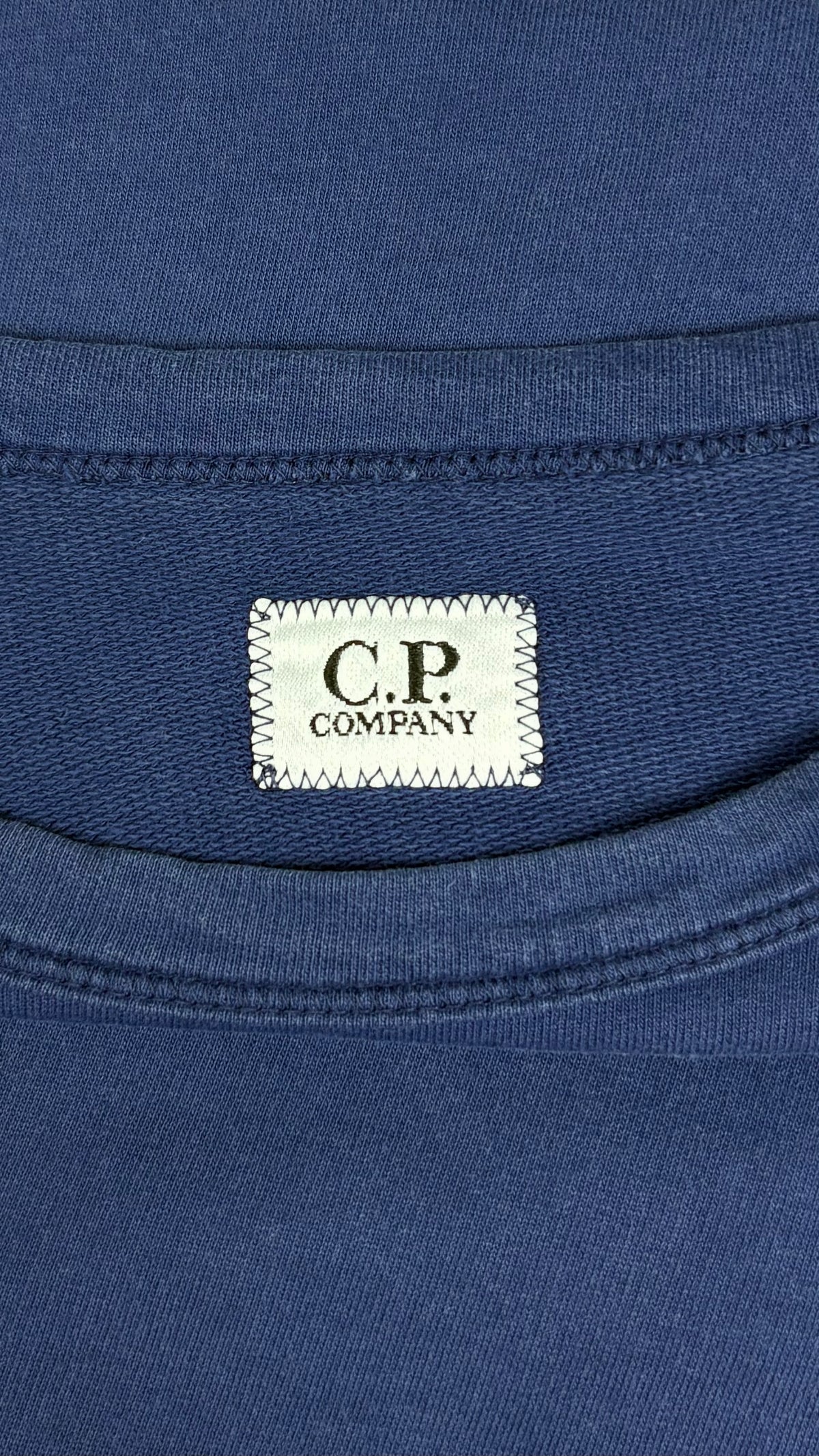 Sweat-shirt C.P Company Light Fleece bleu, détail étiquettes et finitions — vue 3
