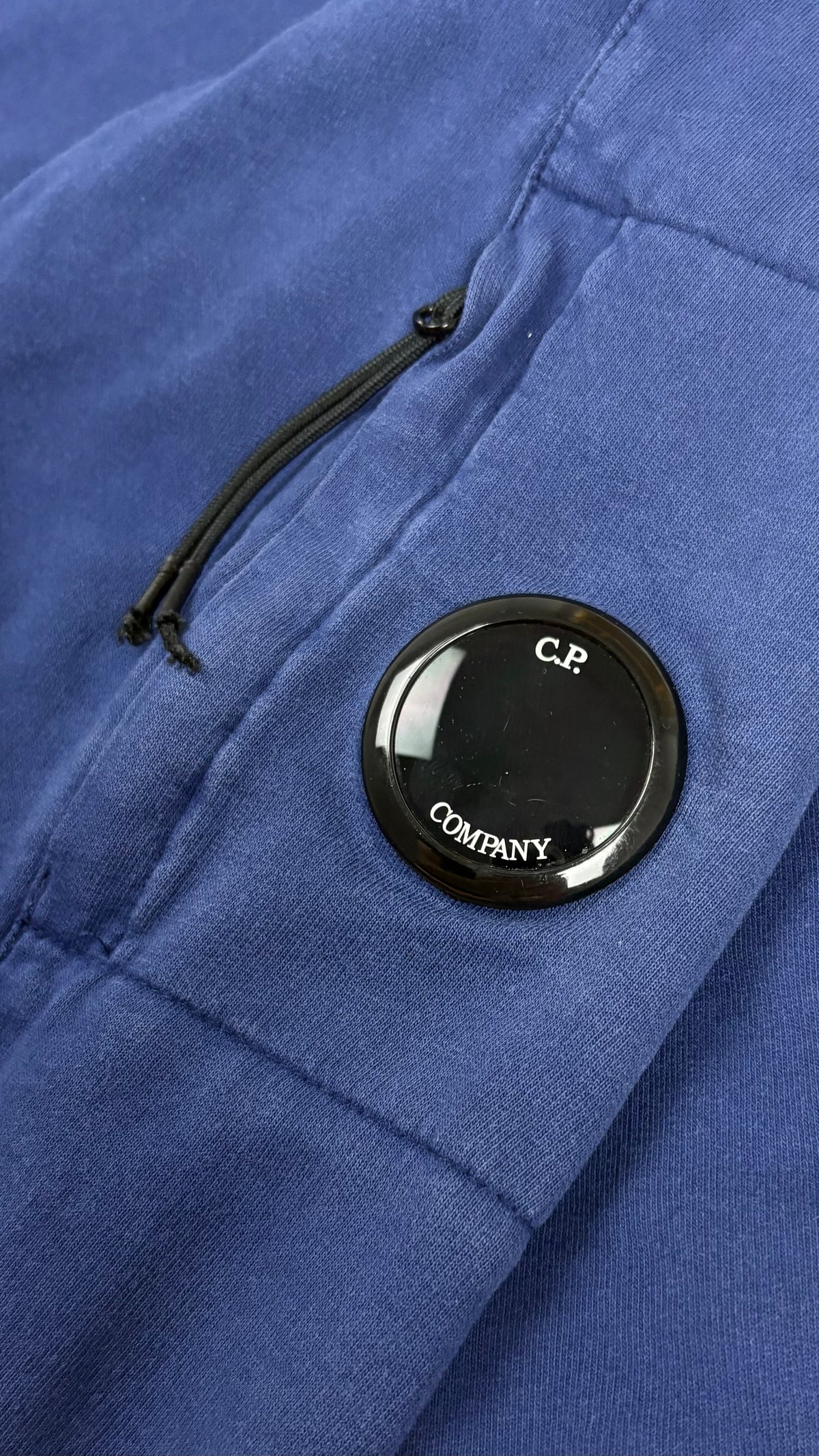 Sweat-shirt C.P Company Light Fleece bleu, détail étiquettes et finitions — vue 4