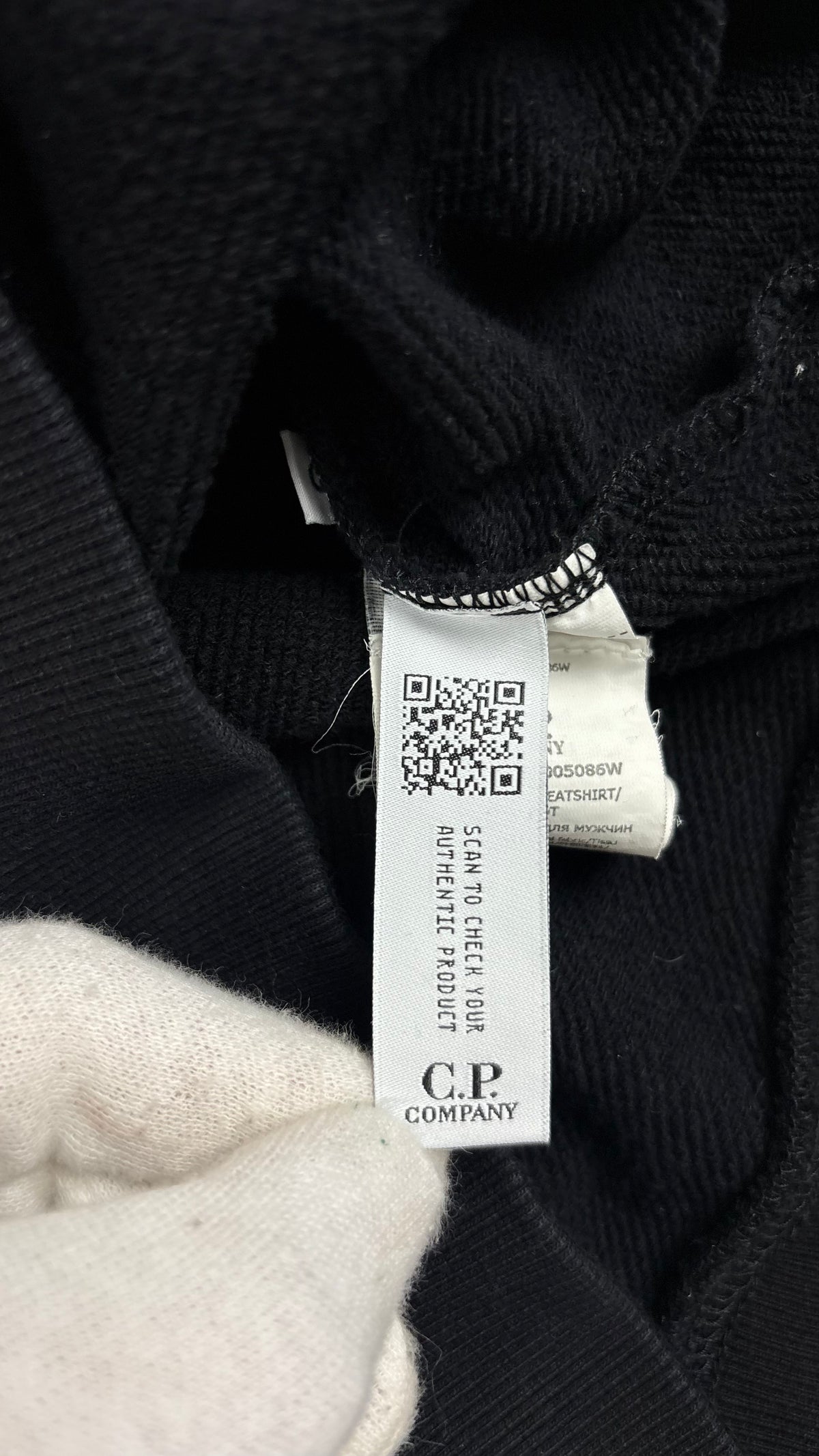 Sweat-shirt C.P Company noir, détail étiquettes et finitions — vue 5