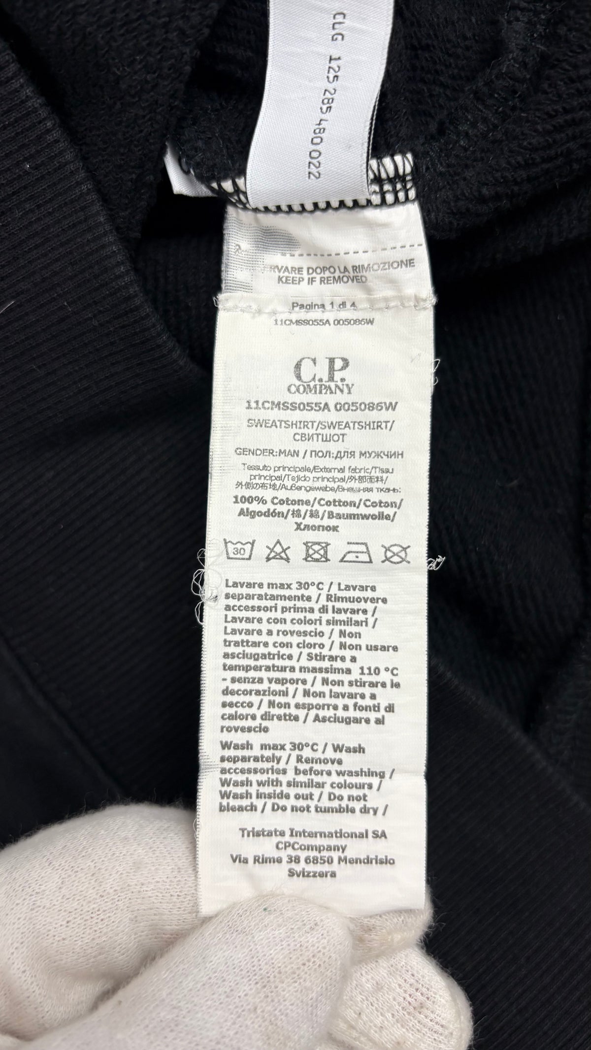 Sweat-shirt C.P Company noir, détail étiquettes et finitions — vue 6