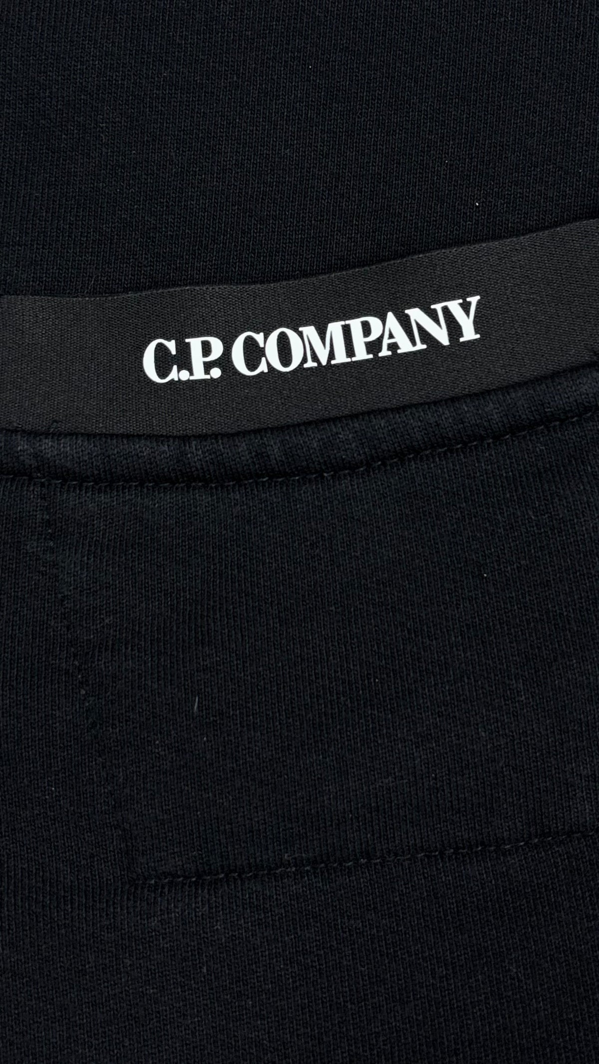 Sweat-shirt C.P Company noir, détail étiquettes et finitions — vue 7