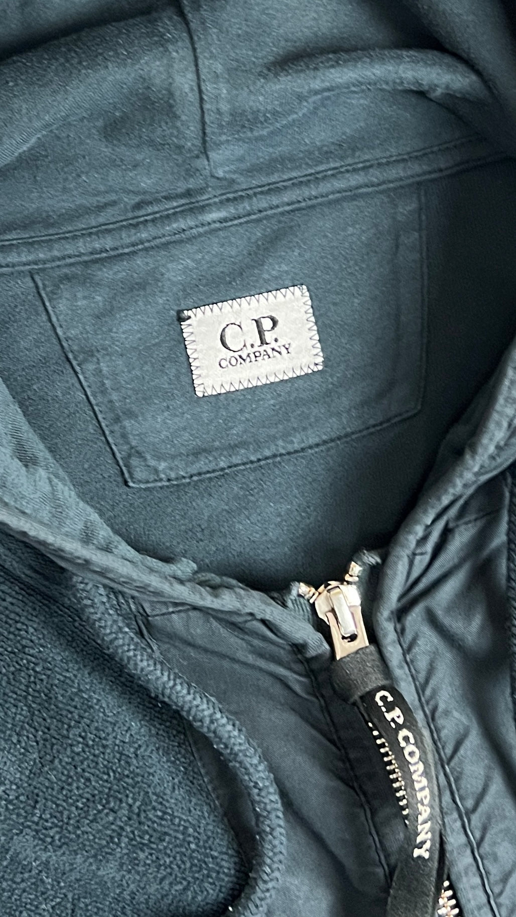 Sweat Zippé à Capuche C.P Company bleu pétrole, détail étiquettes et finitions — vue 3