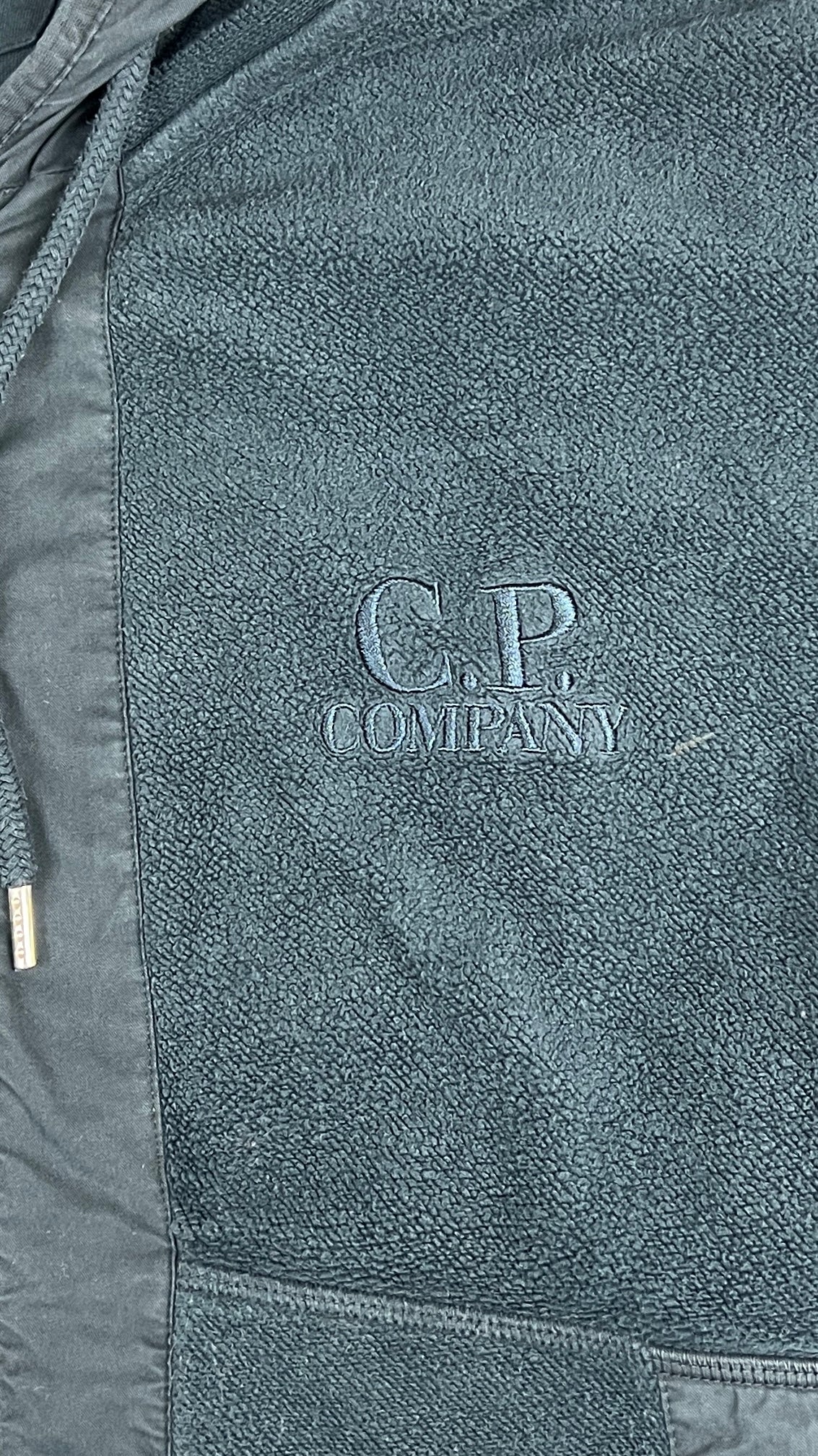 Sweat Zippé à Capuche C.P Company bleu pétrole, détail étiquettes et finitions — vue 4