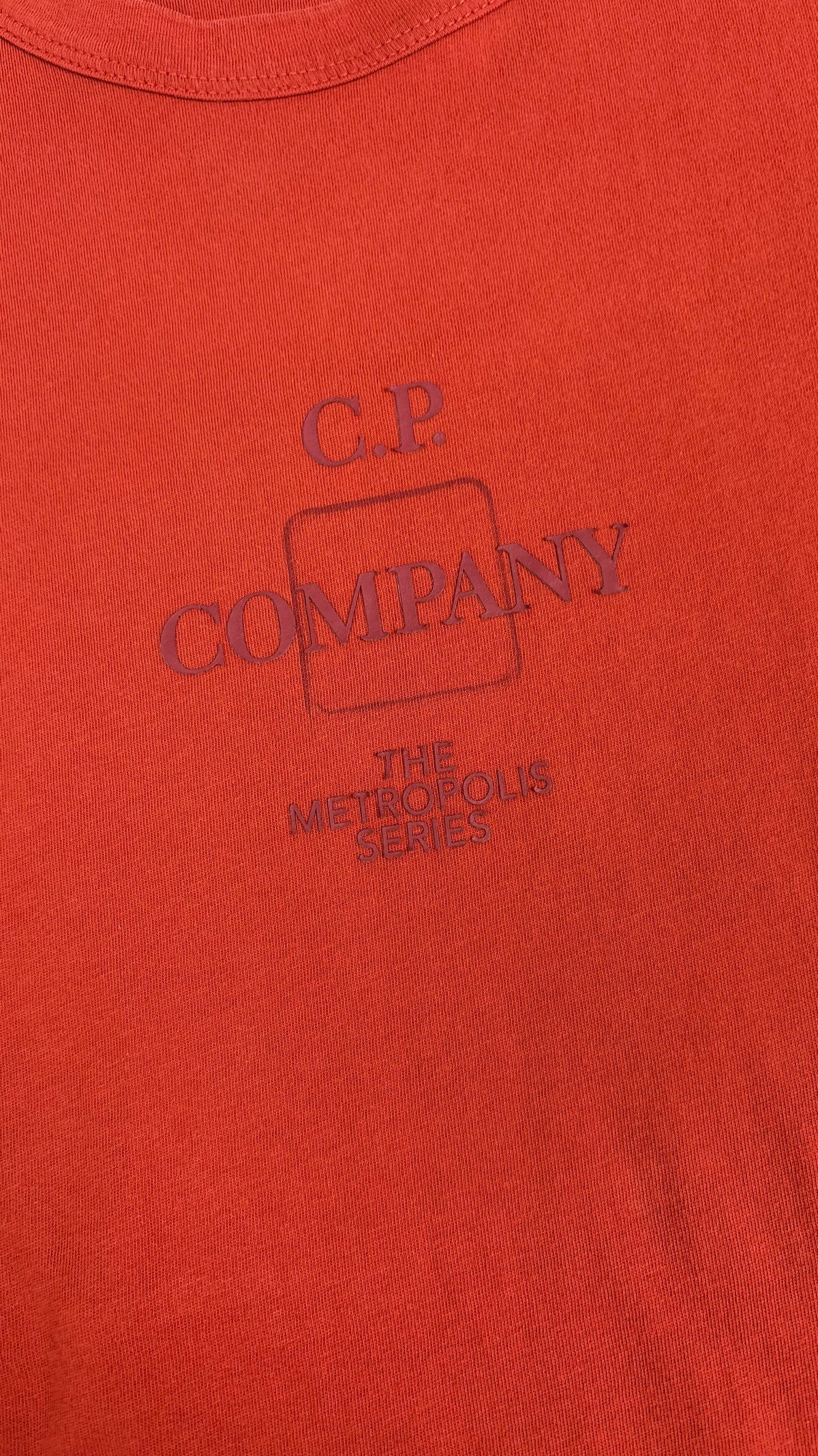 Tee-shirt C.P Company Metropolis Series rouille, détail étiquettes et finitions — vue 3