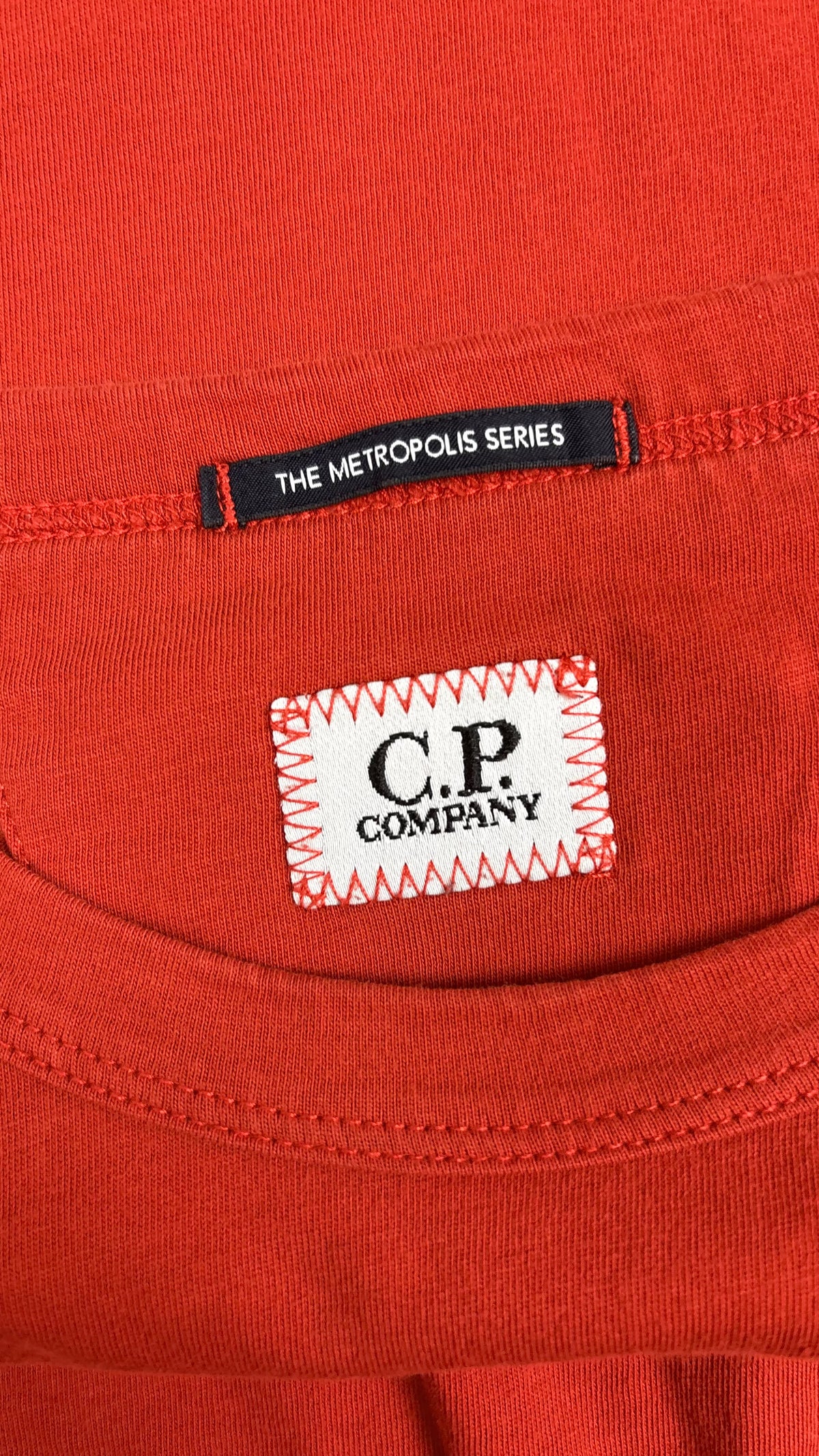 Tee-shirt C.P Company Metropolis Series rouille, détail étiquettes et finitions — vue 4
