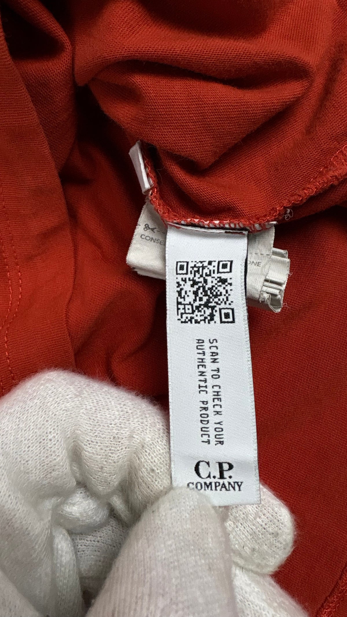 Tee-shirt C.P Company Metropolis Series rouille, détail étiquettes et finitions — vue 5