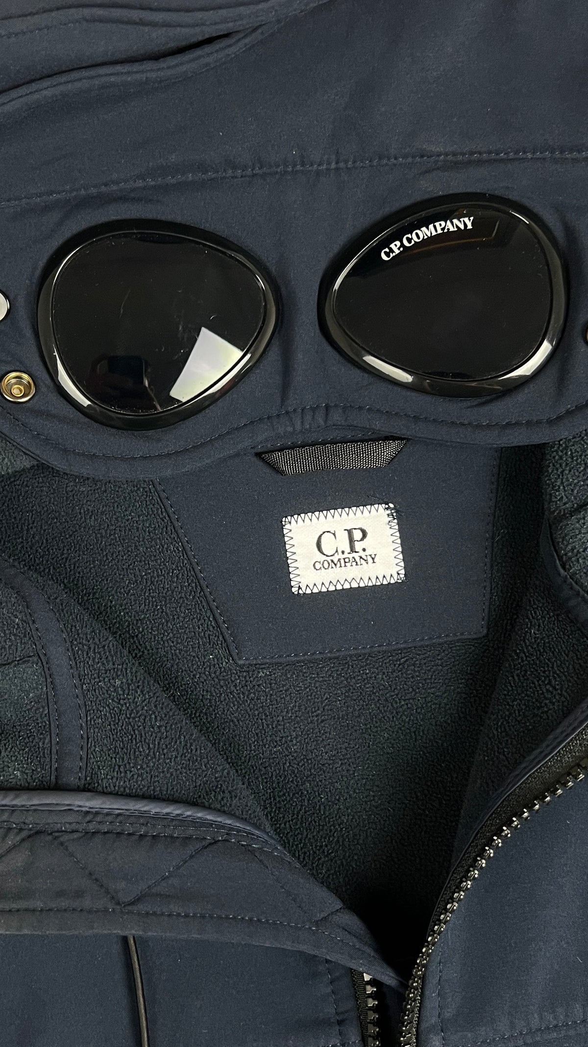 Veste Goggle C.P Company Shell-R marine, détail étiquettes et finitions — vue 3
