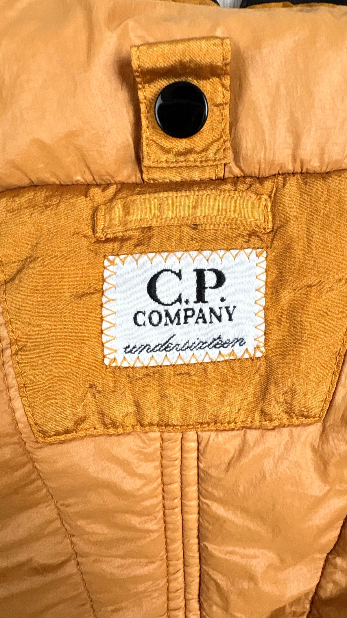 Veste Goggle C.P Company Undersixteen Explorer camel et noir, détail étiquettes et finitions — vue 4