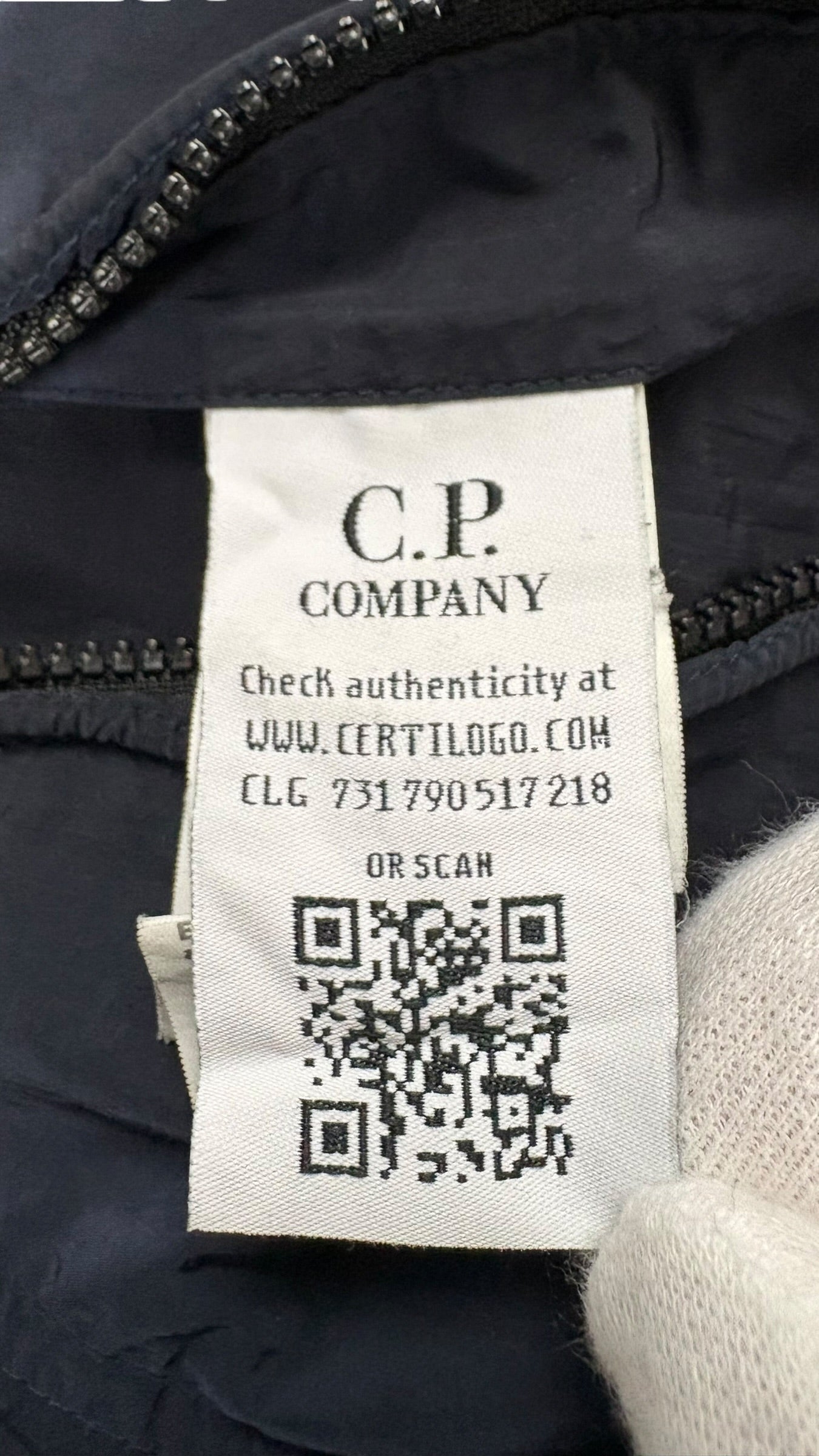 Veste C.P Company marine taille 12 ans - Logo et étiquette