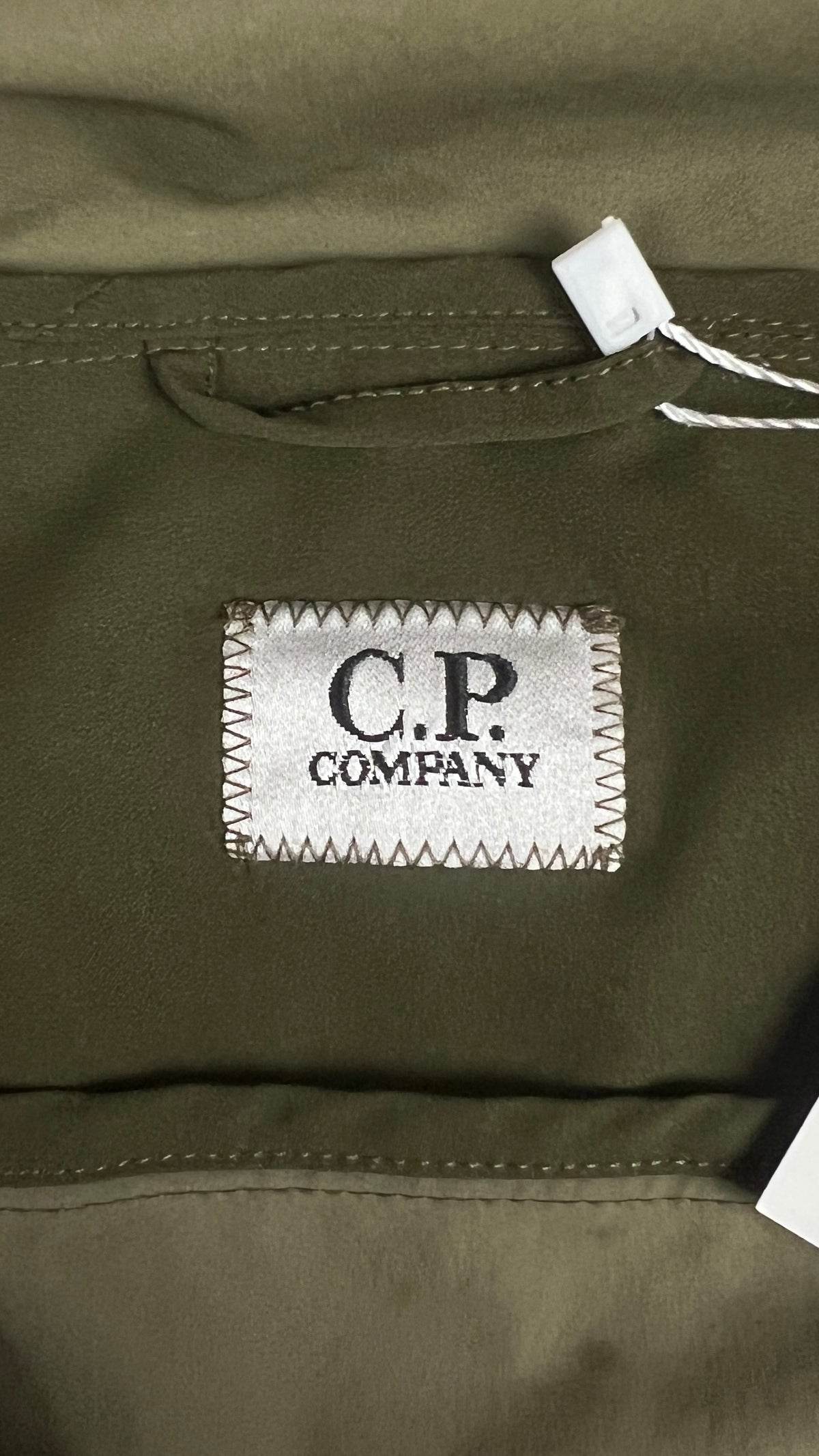 Veste C.P Company Pro-Tek kaki, détail étiquettes et finitions — vue 4