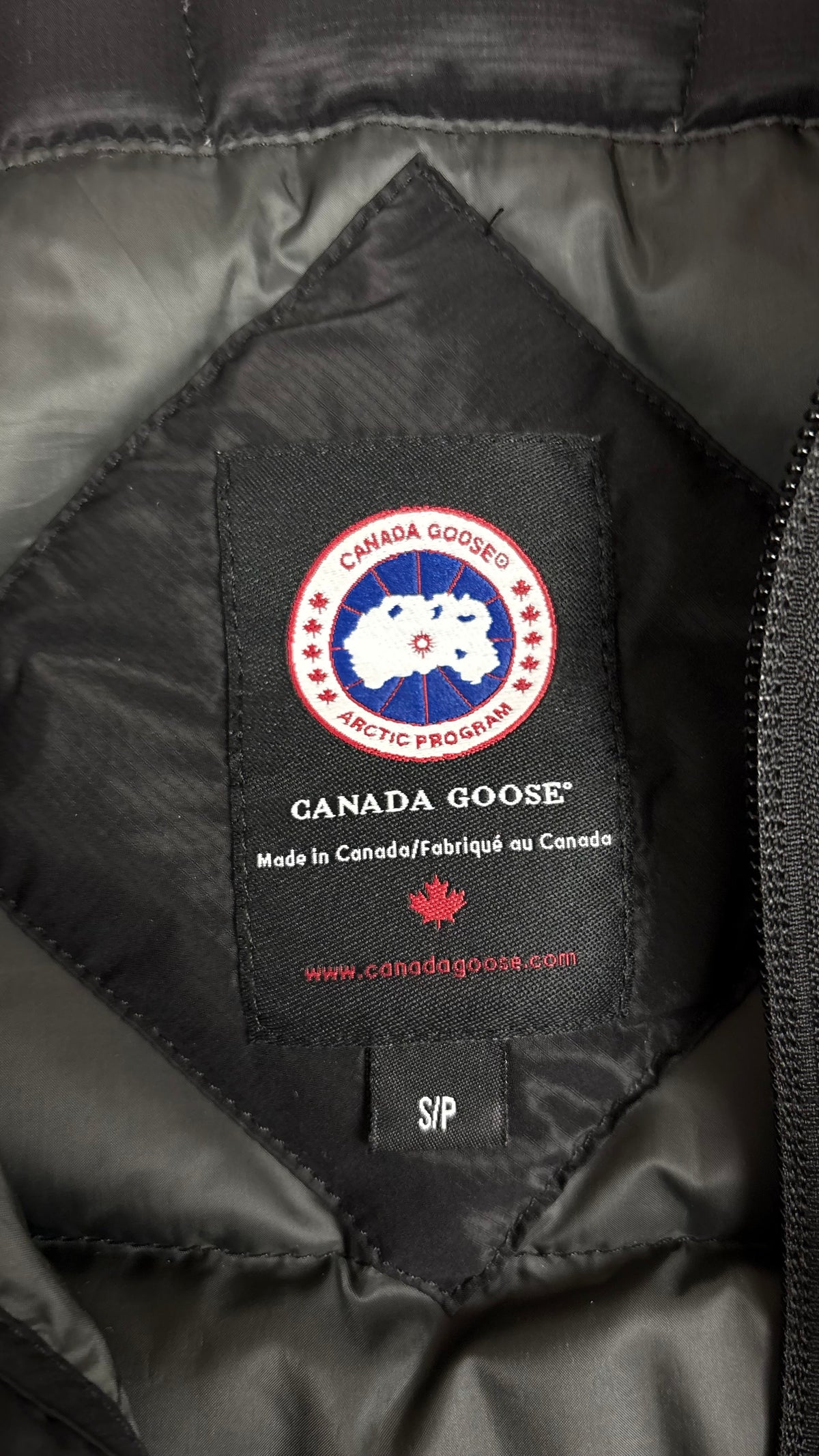 Doudoune Canada Goose Brookvale noire, détail étiquettes et finitions — vue 4