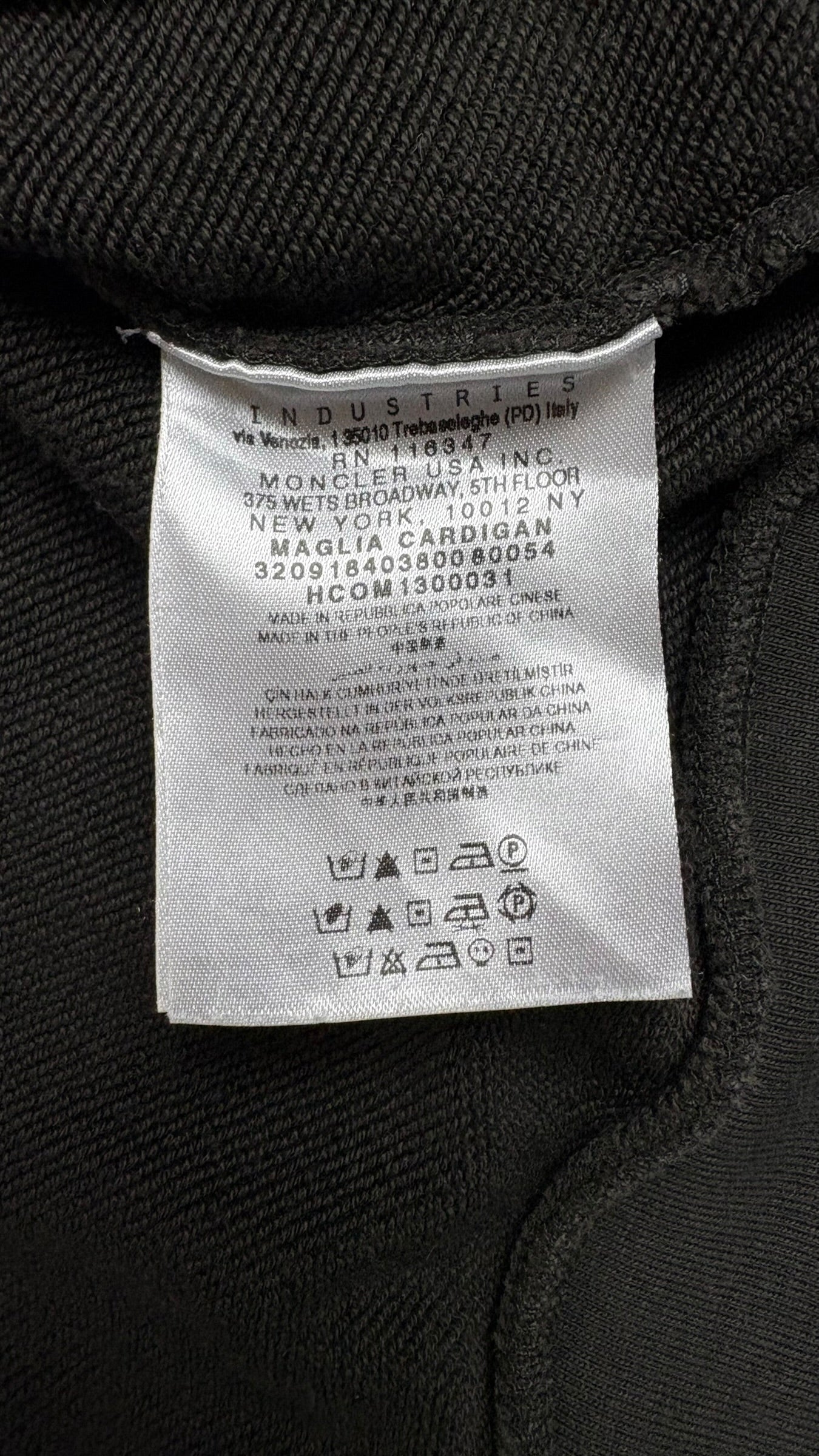 Étiquette de composition et d'entretien Moncler du cardigan kaki, mention Maglia Cardigan et référence 3209184038008054