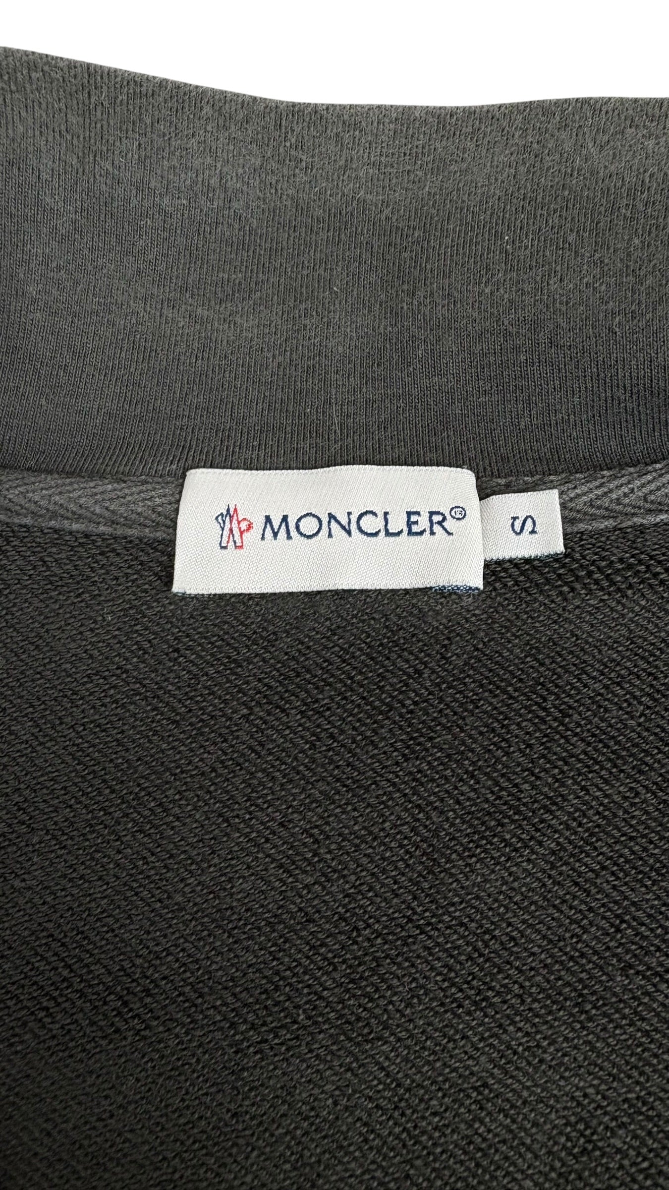 Étiquette de marque Moncler cousue à l'intérieur du col du cardigan kaki, avec la taille S