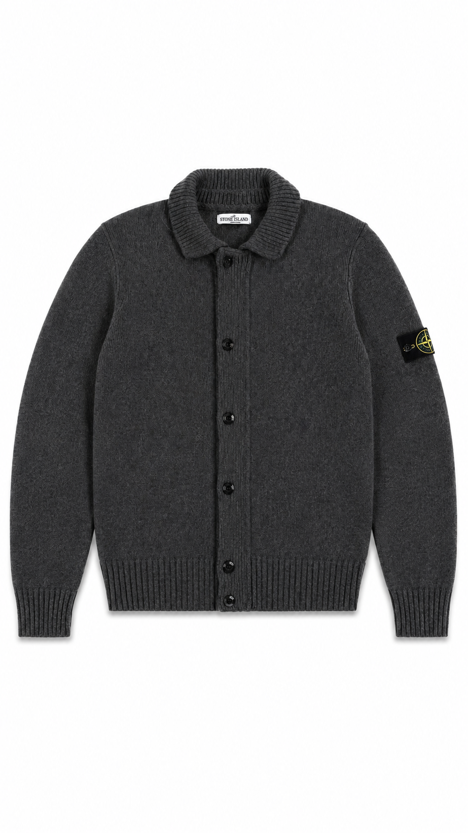 Cardigan Stone Island gris anthracite vue de face, boutonne, col chemise cotele et ecusson Stone Island sur la manche