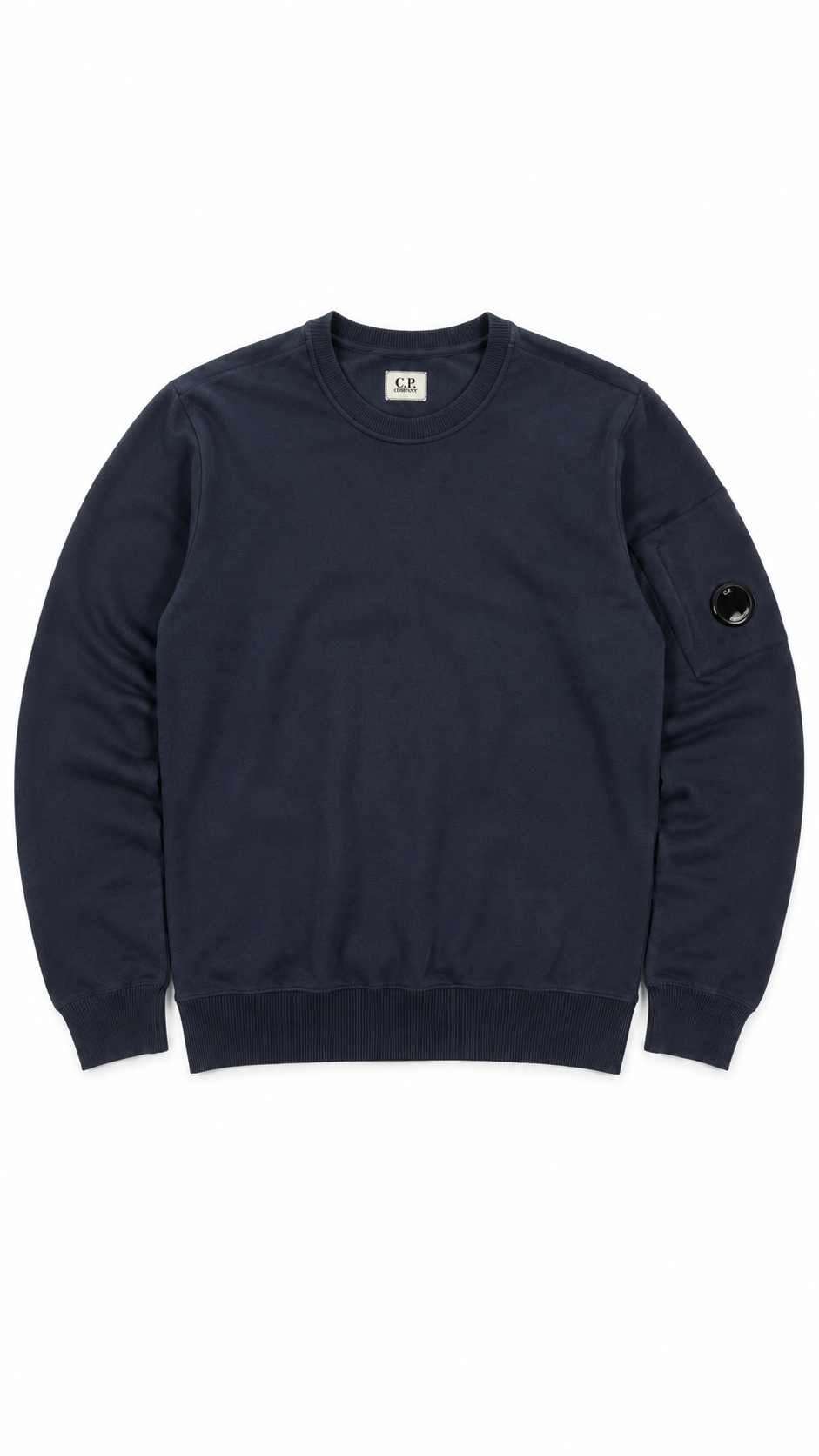 Sweat crewneck C.P Company bleu marine, col rond cotele, ecusson lentille C.P Company sur la manche gauche, petit logo brode sur la poitrine, vue de face