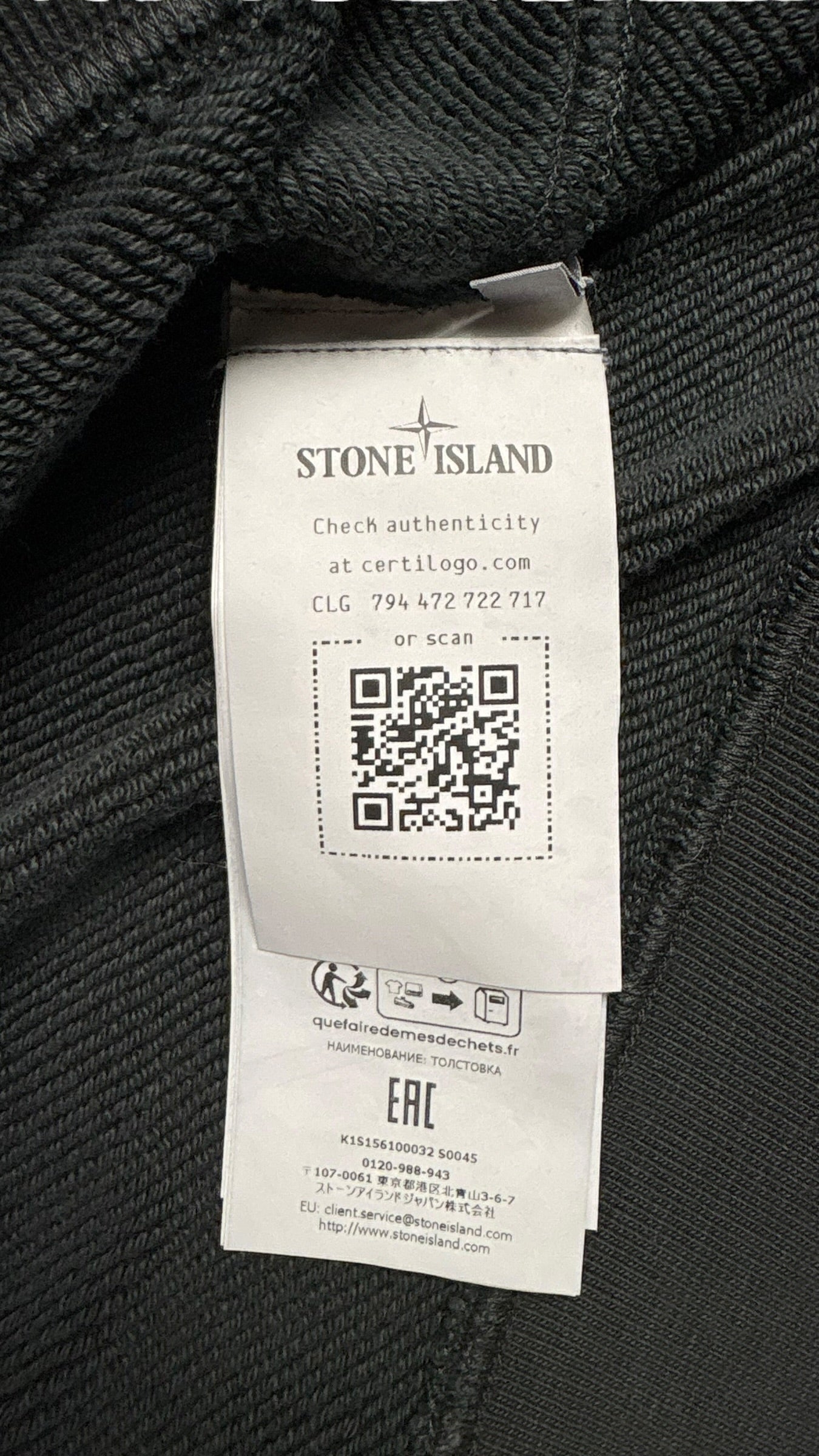 Étiquette intérieure Stone Island du crewneck gris avec code QR d'authenticité Certilogo et symboles d'entretien