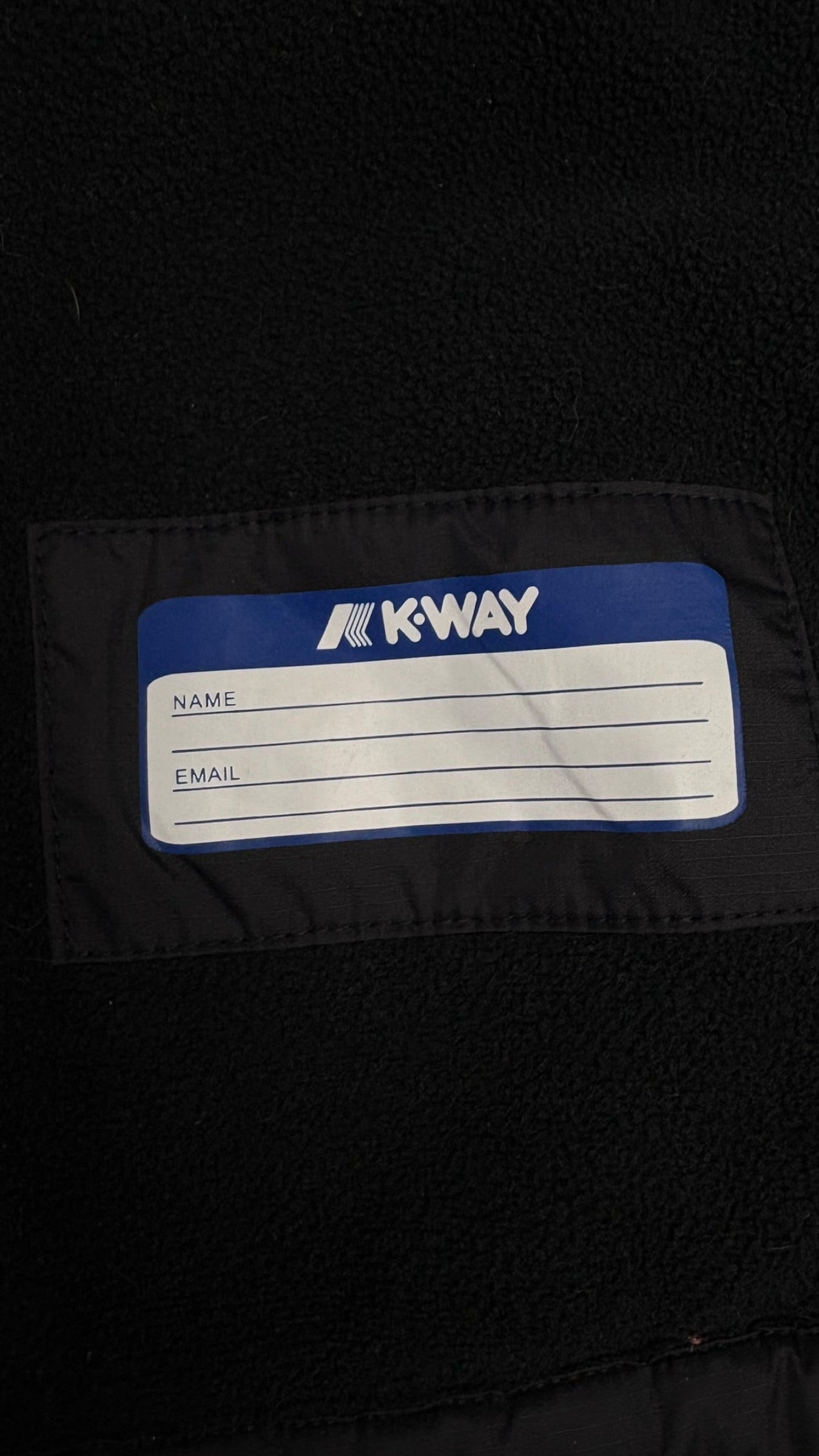 Interieur du gilet en polaire noire avec etiquette K-Way et champs Name et Email