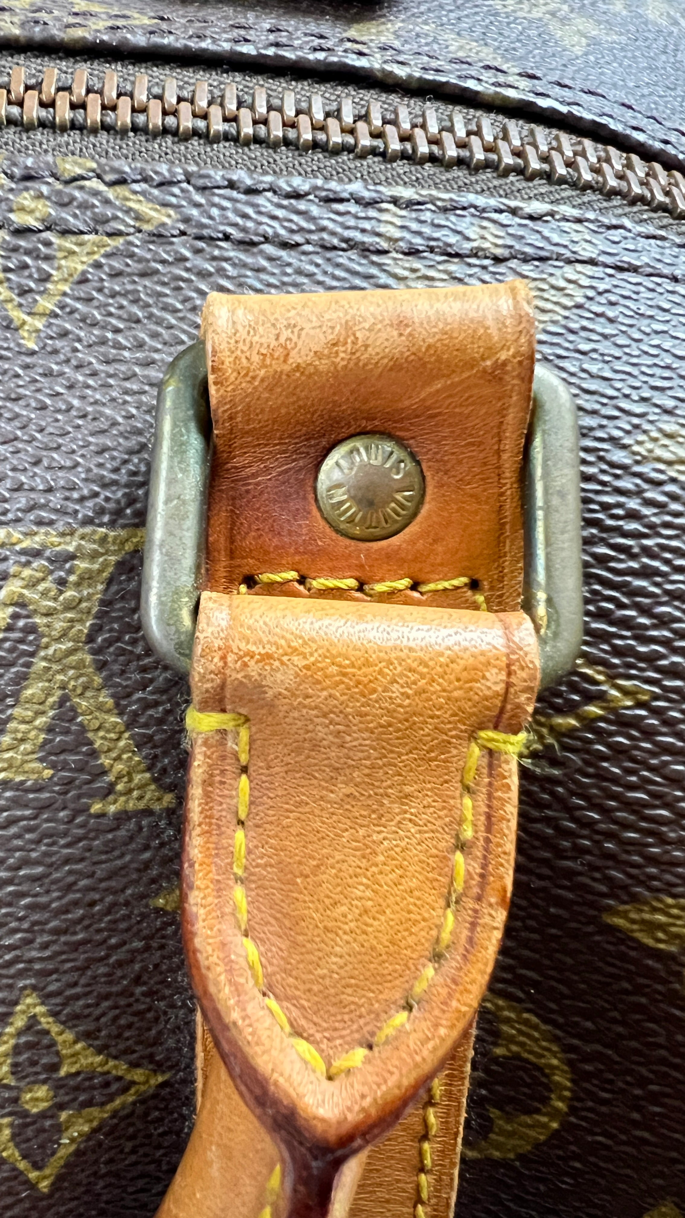 Sac Louis Vuitton Keepall 50 toile Monogram marron, détail anses en cuir — vue 4