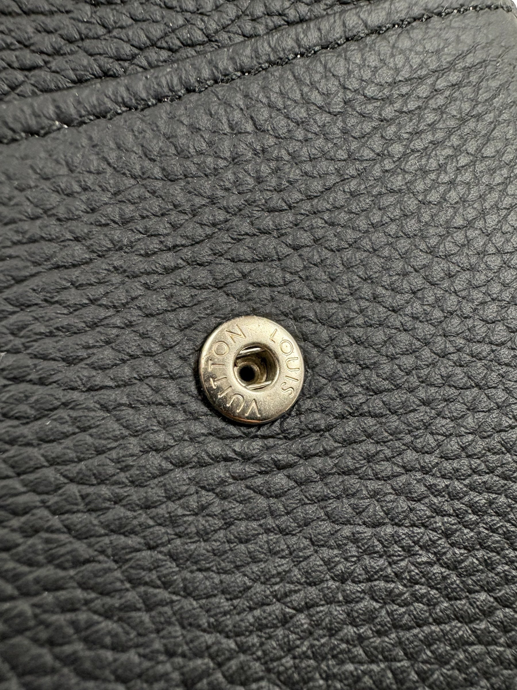 Sac Louis Vuitton noir taille Petit Modèle - Logo et étiquette