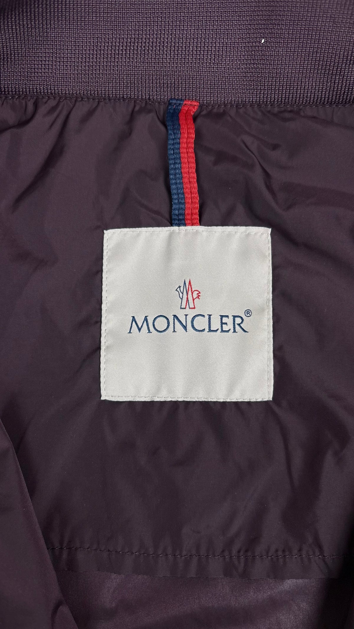 Bomber Moncler Miroir bordeaux, détail étiquettes et finitions — vue 4