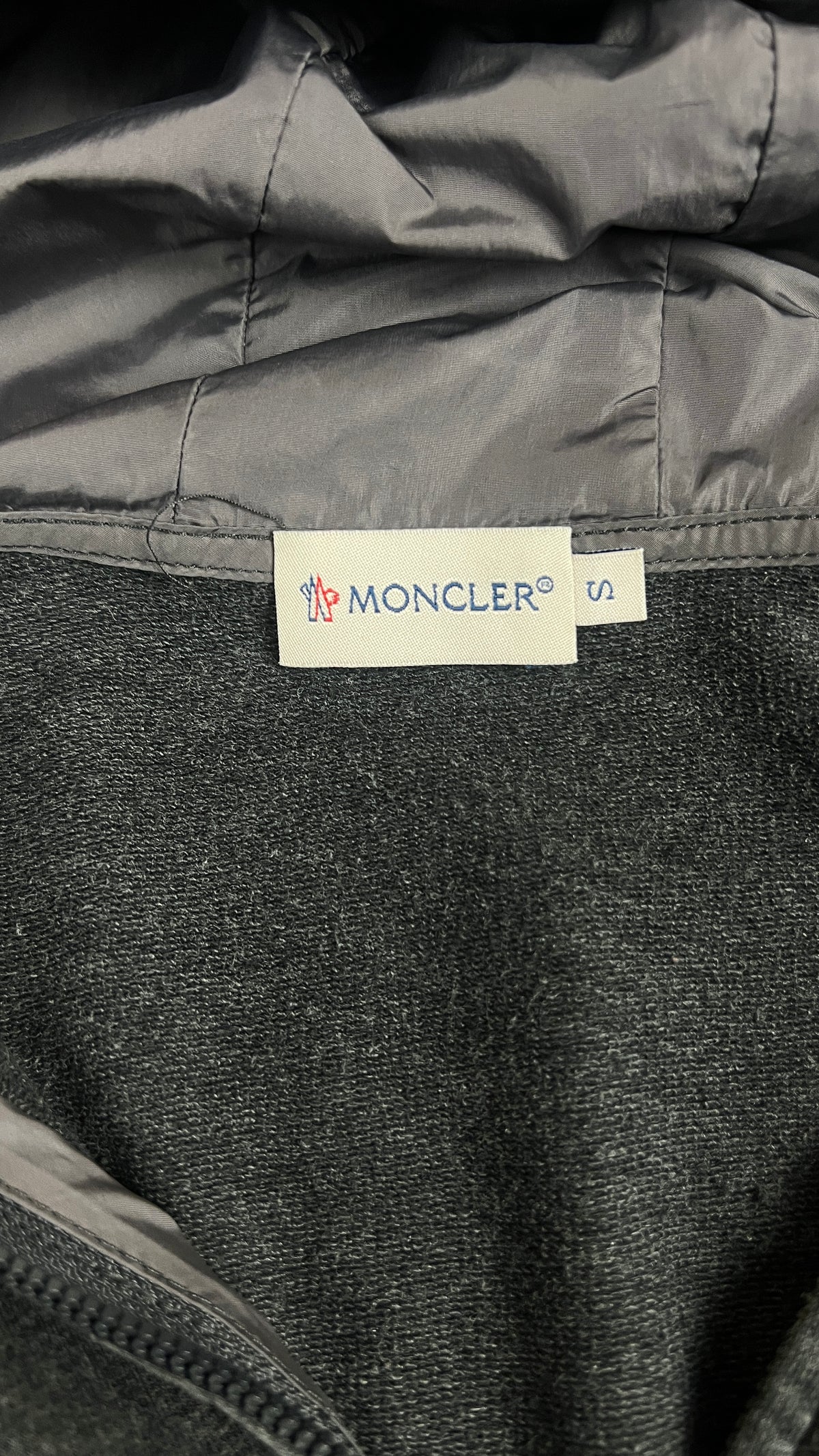 Cardigan Moncler gris, détail étiquettes et finitions — vue 4