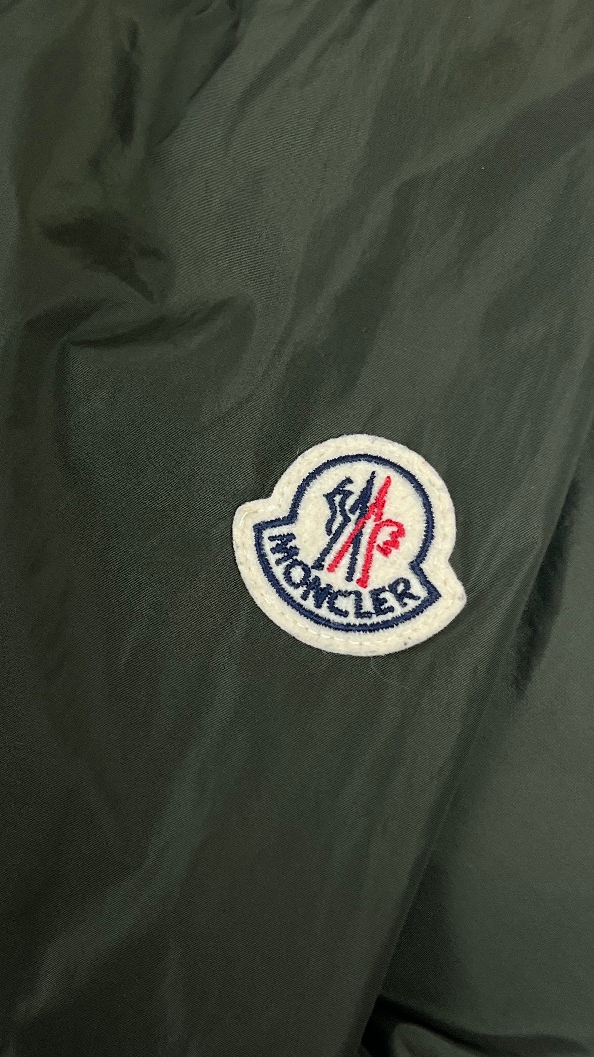 Coupe-vent Moncler Grimpeurs à Capuche kaki, détail étiquettes et finitions — vue 3