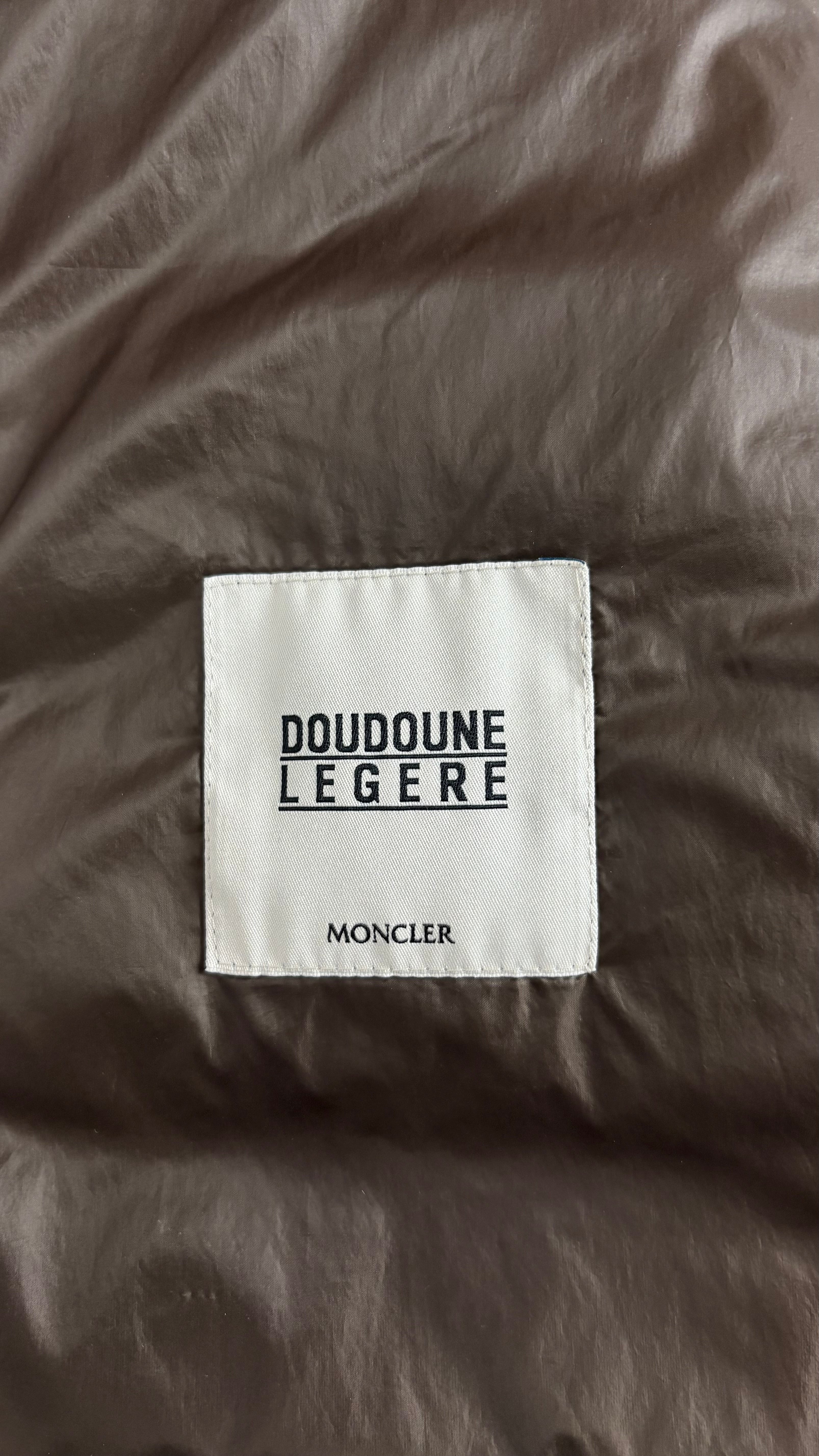 Gilet doudoune Moncler marine taille 4, détail matière — vue 6